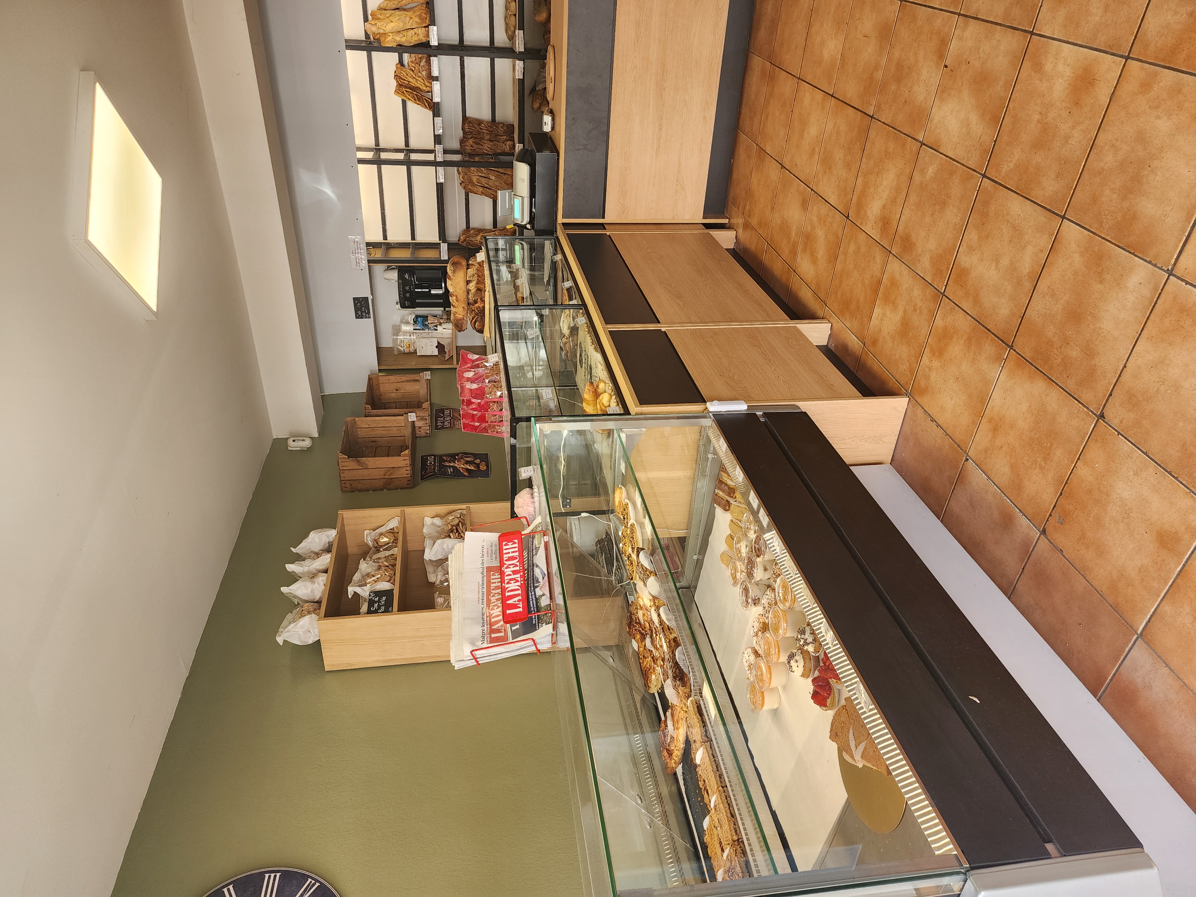 À VENDRE – Fonds de commerce Boulangerie-Pâtisserie – Haute-Garonne (31)

À seulement 30 minutes au sud de Toulouse, saisissez l'opportunité de reprendre une boulangerie-pâtisserie artisanale idéalement située au cœur d'un village en plein développement de 1 800 habitants.

Bénéficiant d'un emplacement stratégique sur un axe passant, à proximité de l'école, l'établissement profite d'une clientèle fidèle et régulière, tout en offrant de réelles perspectives de croissance grâce au développement de la commune.

Le local comprend 65 m² de surface d'exploitation ainsi qu'une dépendance de 25 m² dédiée au stockage. Le matériel est entretenu et permet une reprise immédiate de l'activité, sans investissement important à prévoir.

Chiffres clés

- Chiffre d'affaires : 168 000 €
- Prix de vente : 120 000 €
- Loyer : 720 € TTC/mois
- 65 m² de surface d'exploitation + 25 m² de stockage
- 2 gérants – aucun salarié à reprendre

Activités

- Boulangerie artisanale
- Viennoiserie
- Pâtisserie
- Snacking
- Boissons et glaces en saison

Les points forts

- ✔ Emplacement de choix sur un axe très fréquenté.
- ✔ Village dynamique de 1 800 habitants en pleine expansion.
- ✔ École à proximité.
- ✔ Clientèle fidèle et régulière.
- ✔ Faible loyer.
- ✔ Aucun salarié à reprendre.
- ✔ Affaire saine, idéale pour un couple ou un artisan souhaitant s'installer.
- ✔ Fort potentiel de développement (snacking, restauration du midi, offre traiteur, livraison, développement de l'activité pâtisserie…).

Prix de vente du fonds de commerce : 120 000 €

Pour tout renseignement complémentaire ou pour organiser une visite, n'hésitez pas à me contacter.