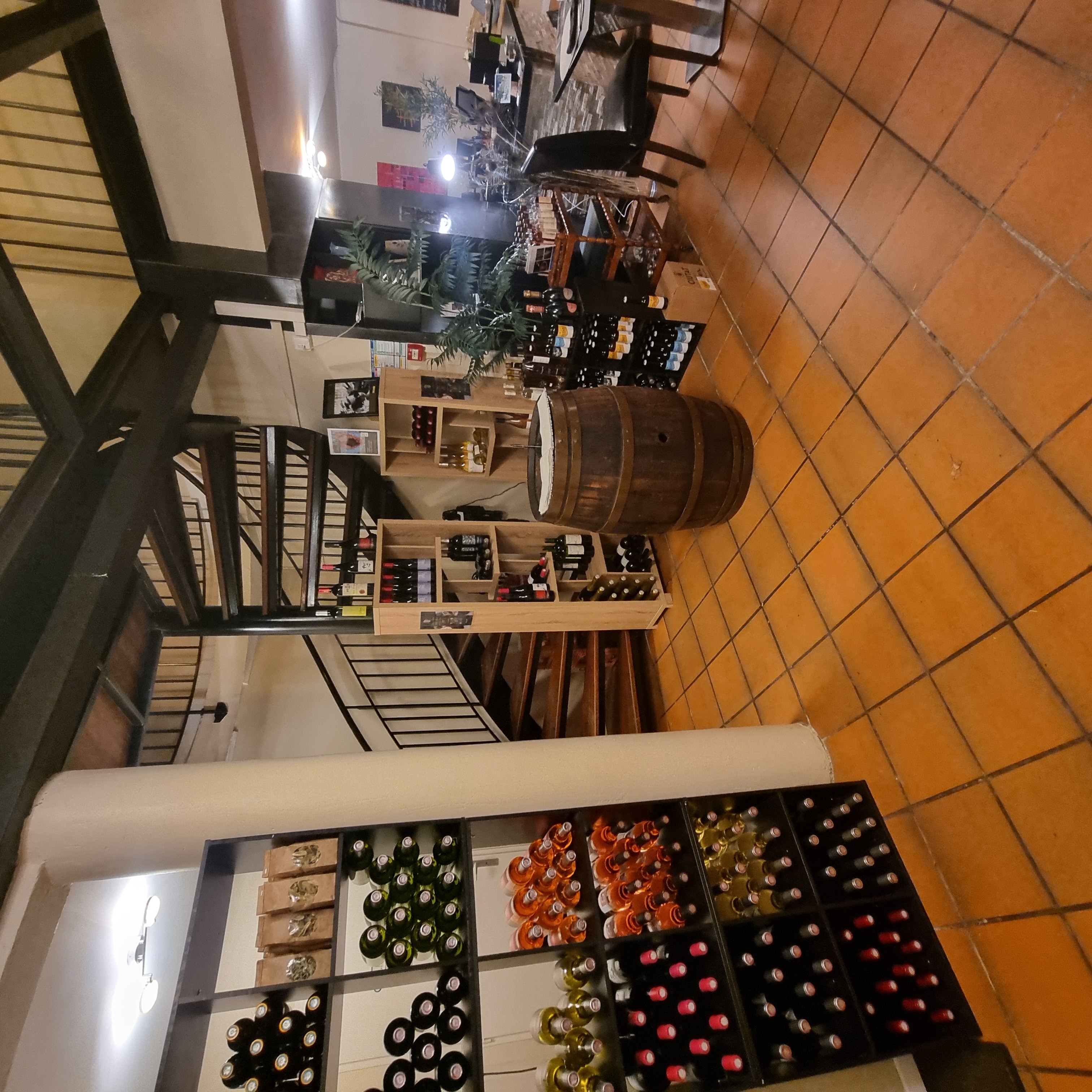 **Restaurant à vendre – Une opportunité unique pour jeunes restaurateurs passionnés !**

Vous rêvez de reprendre un restaurant et de développer votre propre vision culinaire ? Ne cherchez plus ! Nous mettons en vente notre établissement entièrement équipé et déjà doté d'une clientèle fidèle.

Situé dans un cadre attrayant, ce restaurant dispose :  
- **Une cuisine professionnelle** entièrement équipée (planchas, four mixte, plaques induction, réfrigérateur, congélateurs, machine à glace et bien plus) ;  
- **Un bar fonctionnel** avec machine à glaçons, lave-vaisselle et tout le matériel nécessaire ;  
- **Une salle principale** pouvant accueillir 35 couverts et une **deuxième salle avec salon privé** ;  
- Une **salle de réunion modulable**, idéale pour des réceptions, cocktails ou dîners privés (capacité de 20 personnes) ;  
- **Un espace extérieur** convivial avec terrasse ;  
- Un **local annexe** parfait pour un salon de thé ou un concept complémentaire.

Ce lieu a tout pour séduire de jeunes professionnels motivés, prêts à perpétuer et innover dans cette activité florissante. Laissez-vous inspirer par ce cadre clé en main et exprimez votre talent !

Pour plus d'informations ou pour visiter, n'hésitez pas à nous contacter. Nous serions ravis de transmettre ce beau projet à une nouvelle génération passionnée.