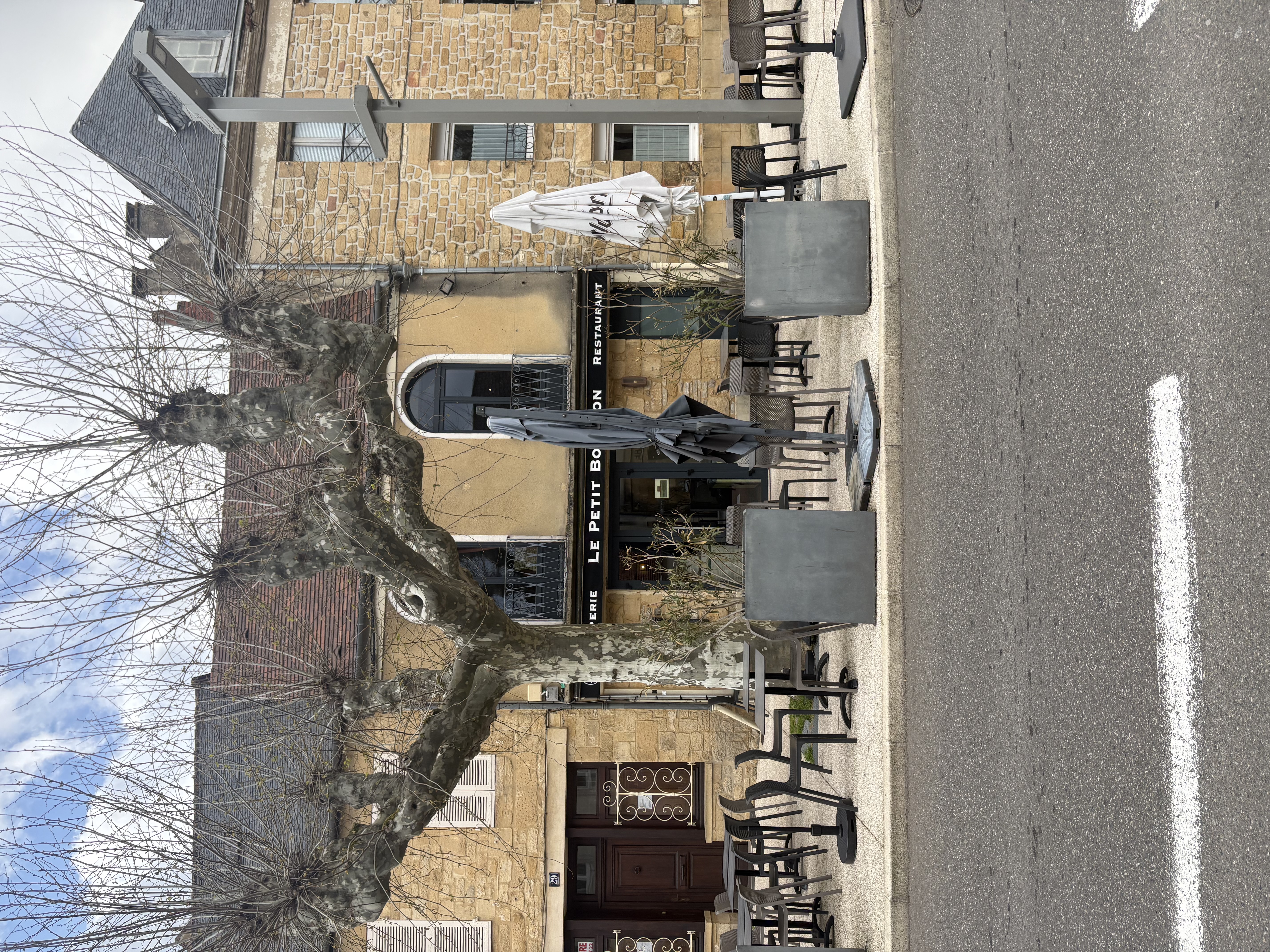 A vendre fond de commerce, possibilité d’acquérir les murs d’un Restaurant/Bar licence IV situé à Gourdon ville médiévale dans le Lot
Etablissement aux normes et refait à neuf (cuisine et salle de restaurant) en 2025
Belle clientèle locale fidèle et touristique
2 terrasses, une côté rue de 50 couverts et une sur cour intérieur au calme de 20 couverts
Une salle de restaurant au premier étage de 45 couverts et 8 couverts au rez de chaussée
L’établissement est entièrement climatisé salle et cuisine
Matériel de cuisine neuf, remplacé en 2025
CA en progression constante
