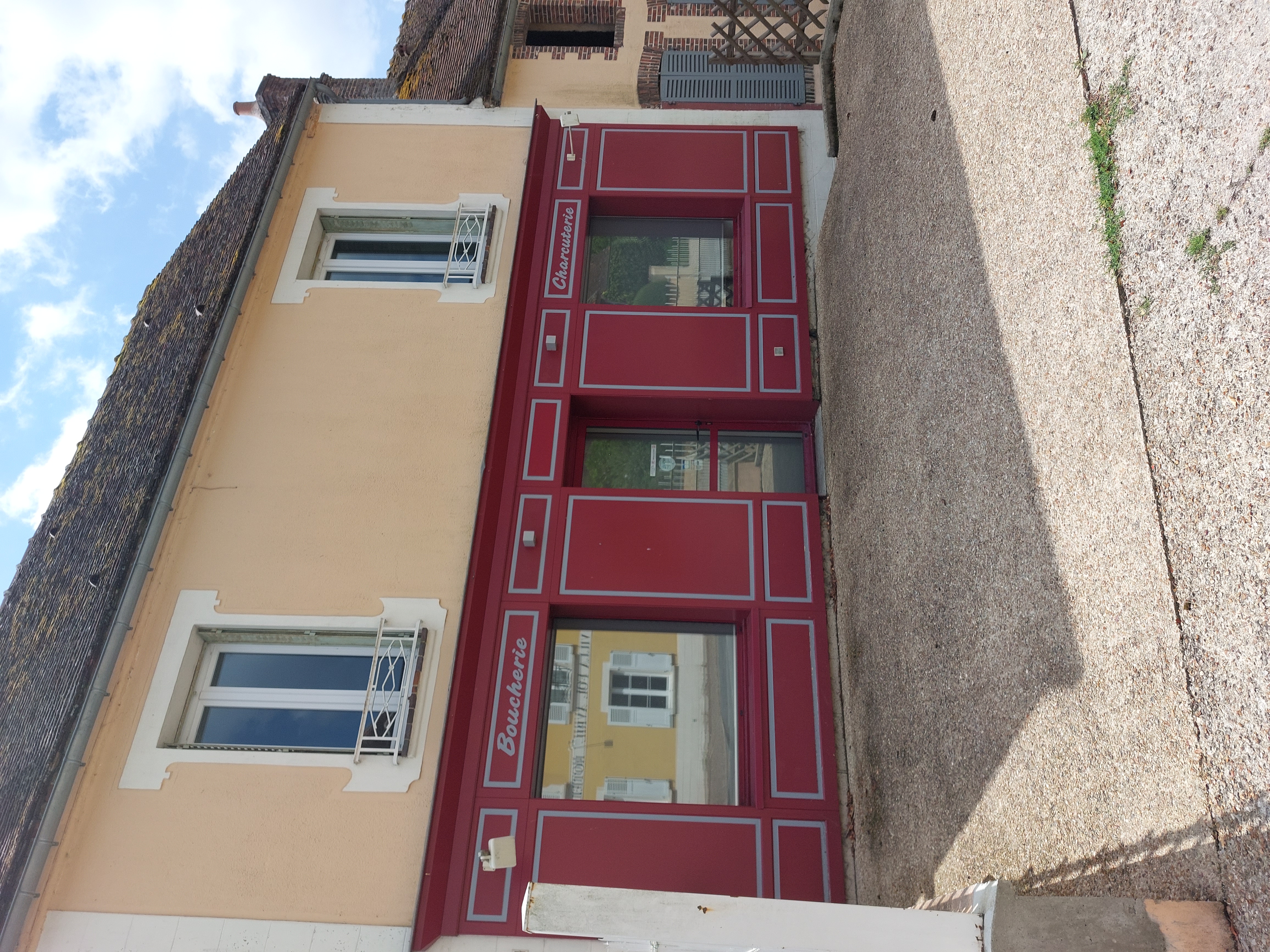 Local vacant communal avec logement au dessus à louer (anciennement boucherie-charcuterie)  pour réaliser votre projet, dans un joli village pittoresque du Perche. Il se situe dans la rue des Fers Chauds qui est très agréable et passagère. Notre boulangerie avec une agence postale communale et un point i (informations office de tourisme) est ouverte tous les matins, 6 jours sur 7. Un hôtel-restaurant de charme "La Villa Fol Avril"  se trouve en face du commerce communal.  La collectivité est prête à accueillir tous type de commerce et reste ouverte à toute proposition. N'hésitez pas à contacter Monsieur le Maire au 06.33.72.99.11