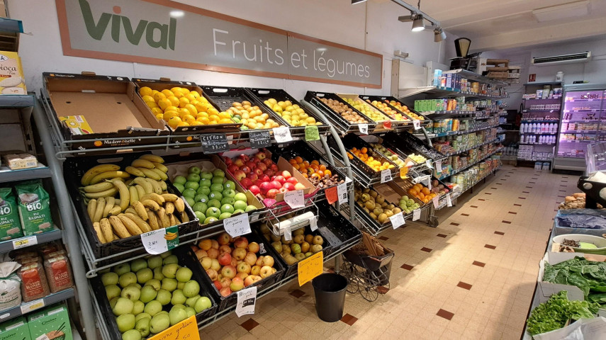 A céder, cause retraite, fonds de commerce en alimentation générale exploitée depuis 1992 sur la commune de Chantelle (1124 hab) - département de l'Allier.

Magasin situé sur la route principale, en face de la mairie.
Pas de concurrence sur la commune. Zone de chalandise de 15 Km autour.
Clientèle fidélisée.

Surface de vente de 180 m² (caisse, rayonnage, vitrines réfrigérées, caddies,)
Réserve de 1000 m² avec chambre froide, bureau, stockage, local livraisons, garage …
Vitrine de 15 ml. 2 entrées/sorties clients. 2 entrées/sorties arrière-boutique.

Chiffres clés sur les 2 dernières années :
*C.A. stable de 815 000 € HT
*Marge brute de 28%
*EBE de 23 000 €

Prix du fonds : 199 000 € à négocier.

Possibilité de racheter le camion de tournées en plus, si vous souhaitez maintenir les tournées (35 000 € le véhicule - C.A. 100 000 € / an - prévoir un temps plein)