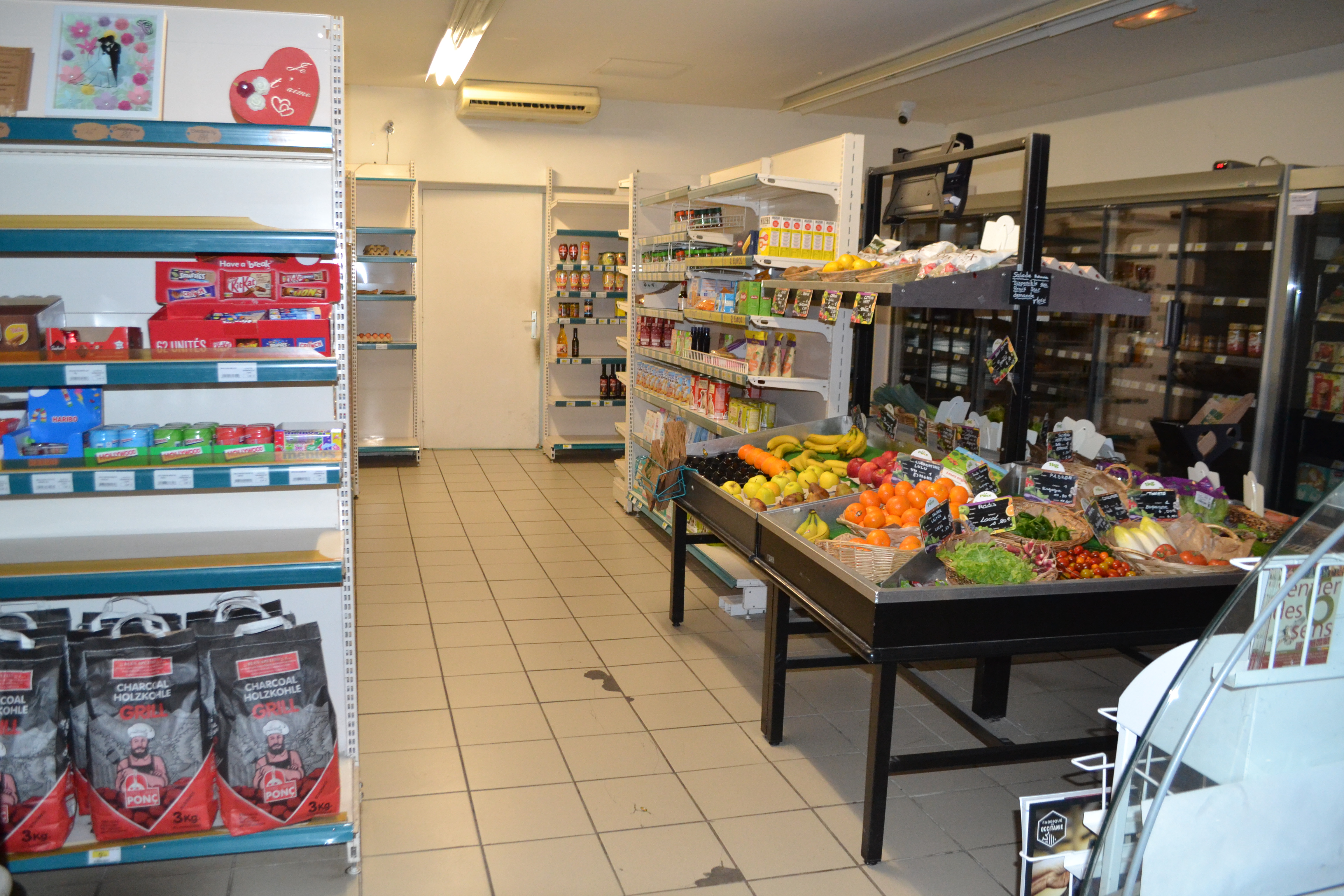 EPICERIE EN VENTE A L ENTREE DES CORDBIERES
Aux portes des corbières et à 30 mn de carcassonne, vends fonds de commerce d
alimentation.
Seule superette du village avec un CA d'environ 200 000 €.
110 m2 de surface commerciale + 90 m2 de zone de stockage. Loyer de 750 € HT.
Facile d'accès.
Matériel en très bon état, peu d'investissements à prévoir.
L'alimentation n'est pas rattachée a une enseigne, ce qui permet une liberté totale
au niveau des approvisionnements.
Clientèle d'habitués ainsi que touristiques compte tenu du village dans laquelle
elle se situe.
Possibilité de loger dans l'appartement au dessus du magasin avec un bail
d'habitation.
Le bail tous commerce est en cours.
Possibilité d avoir les murs également.
Prix de vente HT - honoraires d'agence inclus : 90 000 €
Prix de vente HT - hors honoraires d'agence : 84 600 €
Honoraires : 6 % HT de la valeur du bien HT avec honoraires
Honoraires charge acquéreur