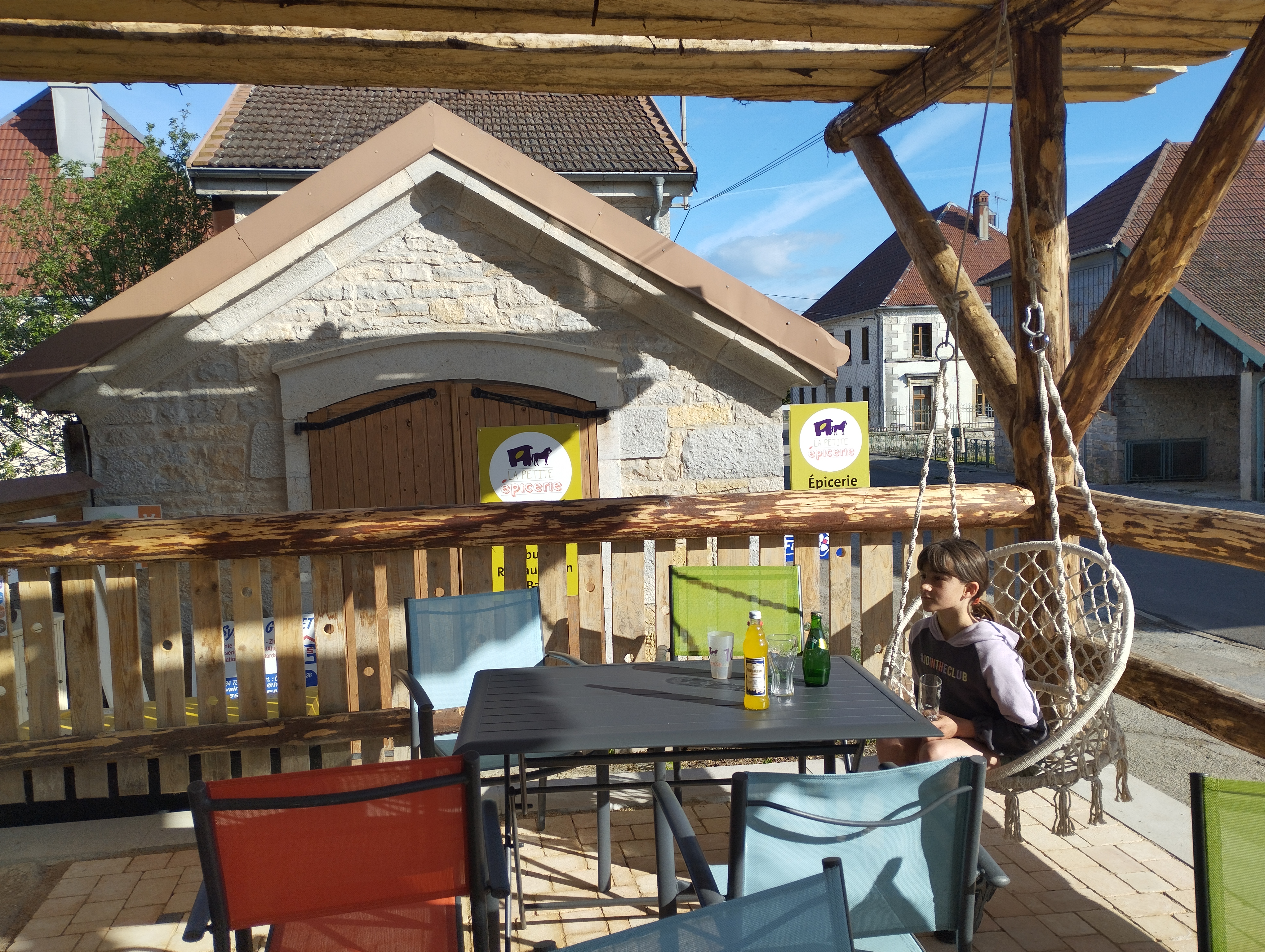 Cette épicerie est située dans un cadre naturel remarquable, dans un joli petit village niché au milieu de la forêt de Levier.
Notre clientèle locale est fidèle, et les clients de passage sont ravis de tomber par hasard (ou pas) sur notre petite boutique.

Epicerie conventionnelle et bio, vrac, produits frais (y compris à la coupe), fruits et légumes bio, tabac, gaz, carburant  : gasoil et SP 95, FDJ, presse locale, bar et petite restauration (licence 3 et grande licence restaurant), livraisons à domicile et relais Pick Up, accueil motards.

Cela fait 10 ans que j'ai repris cette épicerie et que mon compagnon a entamé la rénovation complète du magasin, avec création d'un espace de convivialité et bar à l'extérieur ( nous sommes les propriétaires du bâtiment).
Nous y avons fêté les 100 ans en 2021 et cette année nous avons inauguré notre belle terrasse et organisé des concerts et ateliers manuels. 

Cette épicerie a une belle histoire et cherche des repreneurs sérieux et dynamiques pour continuer l'aventure! (autres projets en cours...)

Idéal pour une personne seule, accompagnée de sa ou son conjoint en appoint, + saisonnier en été.

A prévoir : formation buralistes, débitant de tabac , FDJ et HACCP.

Possibilité de mise en location/gérance du fond de commerce si acceptation par les douanes

Dans tous les cas : reprise du stock ( environ 20 000 €)

Location du local (magasin, réserves : cave + garage+ cuisine ) : 490 € /mois

Prévoir une trésorerie de 15 000 €

Nous nous engageons à vos côtés pour poursuivre l'entretien et l'amélioration des locaux.