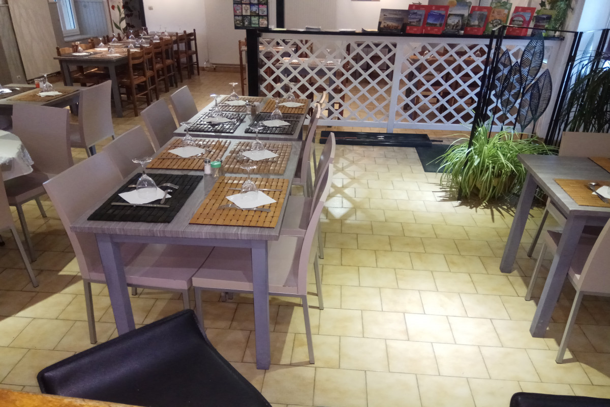 Situé au c?ur des châteaux de la Loire, l'établissement se trouve dans cette bâtisse typique Tourangelle  des années 30 bien entretenue.
Cet ensemble est immobilier comprend: 
Un Bâtiment principal  sur deux niveaux avec ,Au rez de chaussée, Restaurant bar, une affaire à développer ou à transformer avec une grande salle de 80 m², une grande cuisine 35m²un bureau, une belle cave à vin, 2 WC et une grande terrasse couverte et ombragée. 
A l'étage, 1 grand salon salle à manger de 25 m² 1 cuisine aménagée et équipée de 15 m² 6 chambres dont 4 avec salles de bain privatives et entrée indépendante, 2 wc.
A l'extérieur, Une grande terrasse couverte , un garage fermé, un jardin et un parking privé gravillonné. 
Un Bâtiment annexe à rénover pouvant servir de dépendance, stockage ou autre.
Ensemble très intéressant offrant beaucoup de possibilités compte tenu de son emplacement (sortie/entrée d'autoroute à 1km, au c?ur des châteaux de la Loire, 20 min du zoo de Beauval), ainsi que  sa capacité d'hébergement idéale pour un gîte. Le tout sera cédé prêt à l'emploi. 
Pas sérieux et curieux s'abstenir merci. Contact par mail ou 0761477169