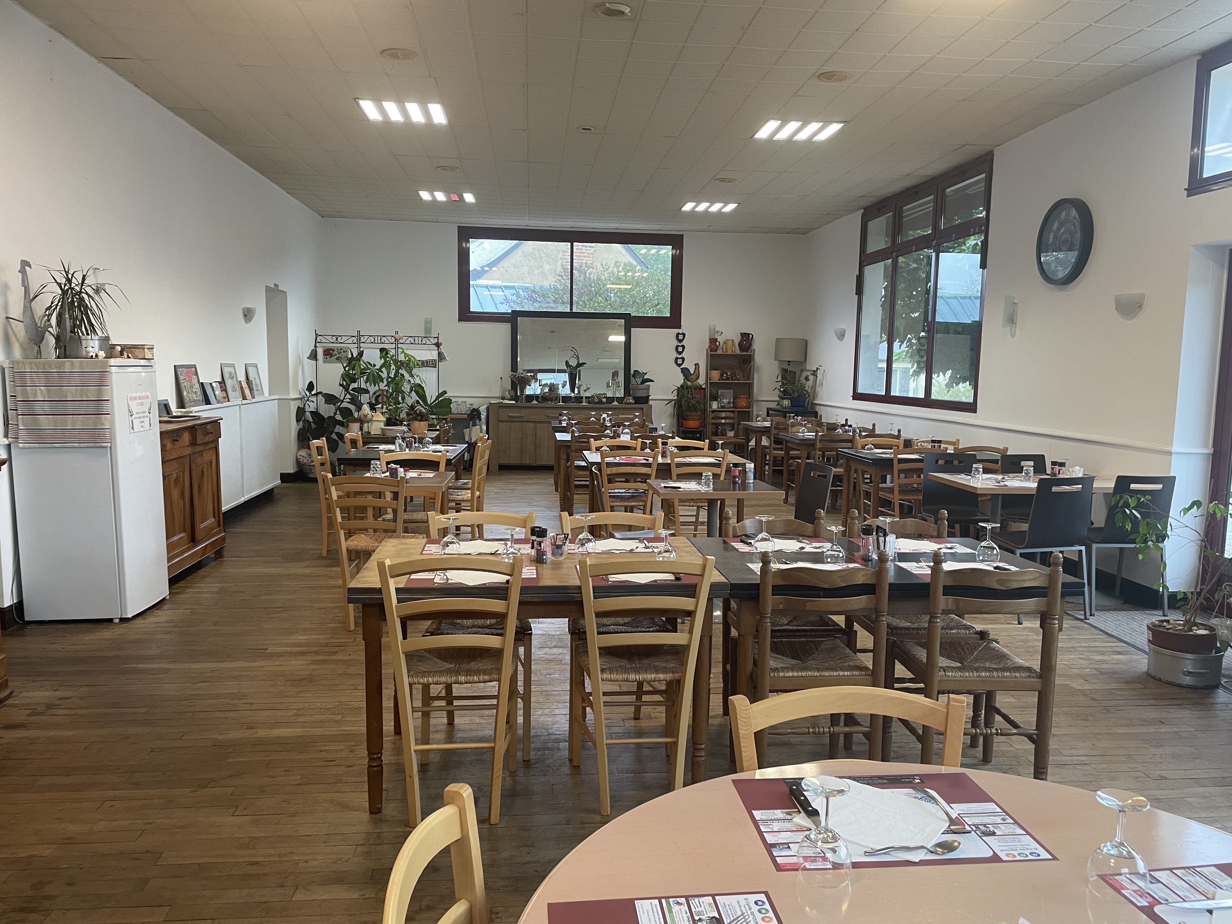 A vendre, dans le Nord de l'Indre et Loire, activité de restauration traditionnelle - routier – bar (licence IV) – française des jeux – PMU dans une commune en ZRR.

Le local est composé :

- d’un bar
- d’une salle de restauration de 50m² avec un buffet pour les entrées, pouvant accueillir jusqu'à 80 couverts
- d’une cuisine équipées de matériels récents
- d’une douche pour les routiers,
- de deux toilettes dont une PMR,
- d’une cour extérieure
- d'un logement attenant de 5 pièces

Pas de concurrence directe (le seul restaurant à 15km aux alentours du local est une pizzeria). Ecoles et commerces dans la commune.

Investissements effectués en 2022 : bar neuf, matériel de cuisine entièrement renouvelé, aucun renouvellement à prévoir.

La clientèle est locale mais également composée de routiers (restaurant référencé Relais Routier).

Possibilité de développement (notamment un repas à la carte le week-end).

Idéal pour un couple souhaitant entreprendre dans un village dynamique.

CA 2024 : 289 k€ / RN 10k€ / EBE 16k€

Fonds de commerce à vendre : 100 k€