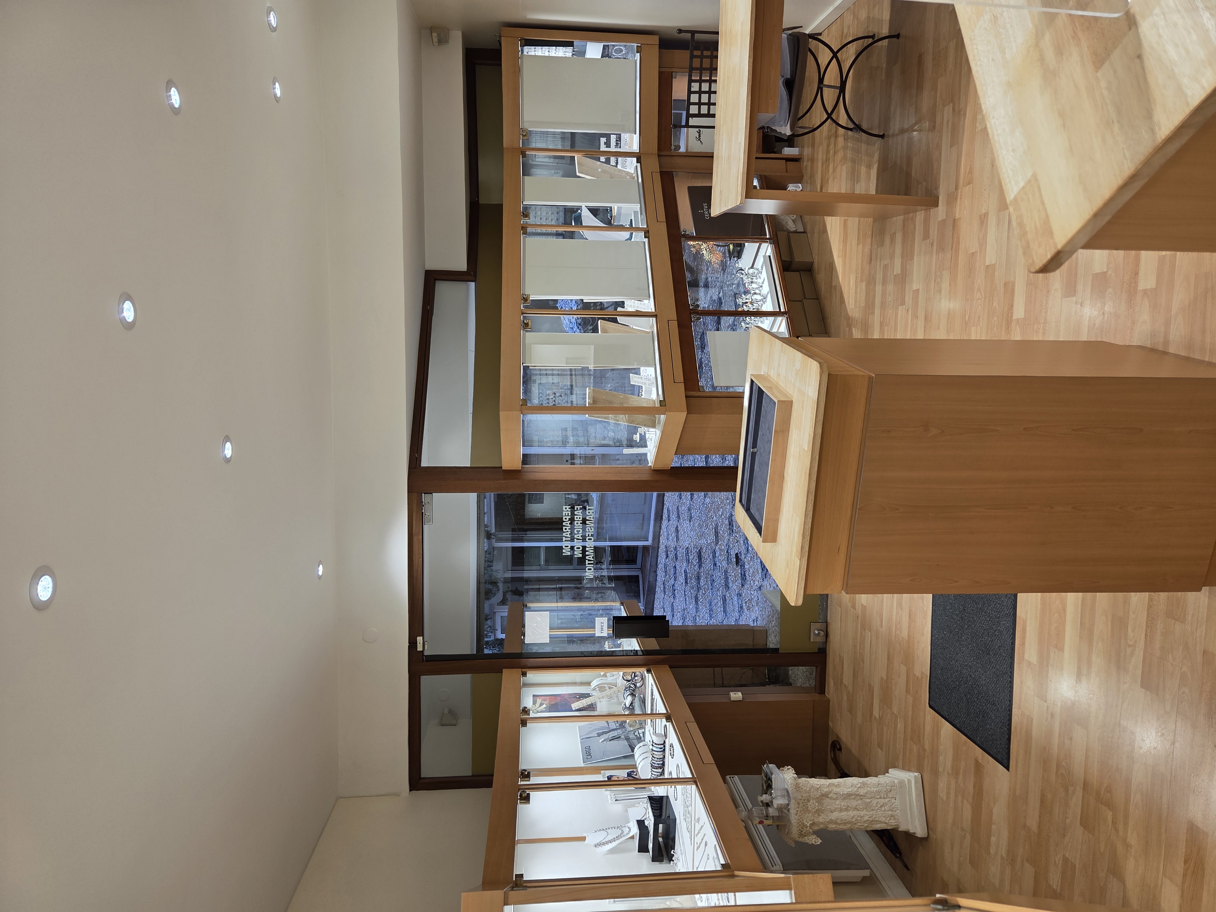 Fond de commerce à céder.
Activité actuelle : Bijouterie/Horlogerie. Possibilités d’autres activités selon le bail.
Local idéalement situé en centre ville de Castres 81100 (Ecusson) dans une rue commerçante animée, à 50 m de la place Jean Jaurès.
Entièrement équipé et sécurisé. Petit loyer. Surface de vente d’environ 25m2 + cave pour atelier et stockage (avec coin sanitaire),
Clientèle existante et fidèle depuis 1999.
Divers outils et matériels pour Bijoux et Montres.
Possibilité d’achat du stock.
Pour plus d’informations, n’hésitez pas à me contacter par message
Curieux s’abstenir