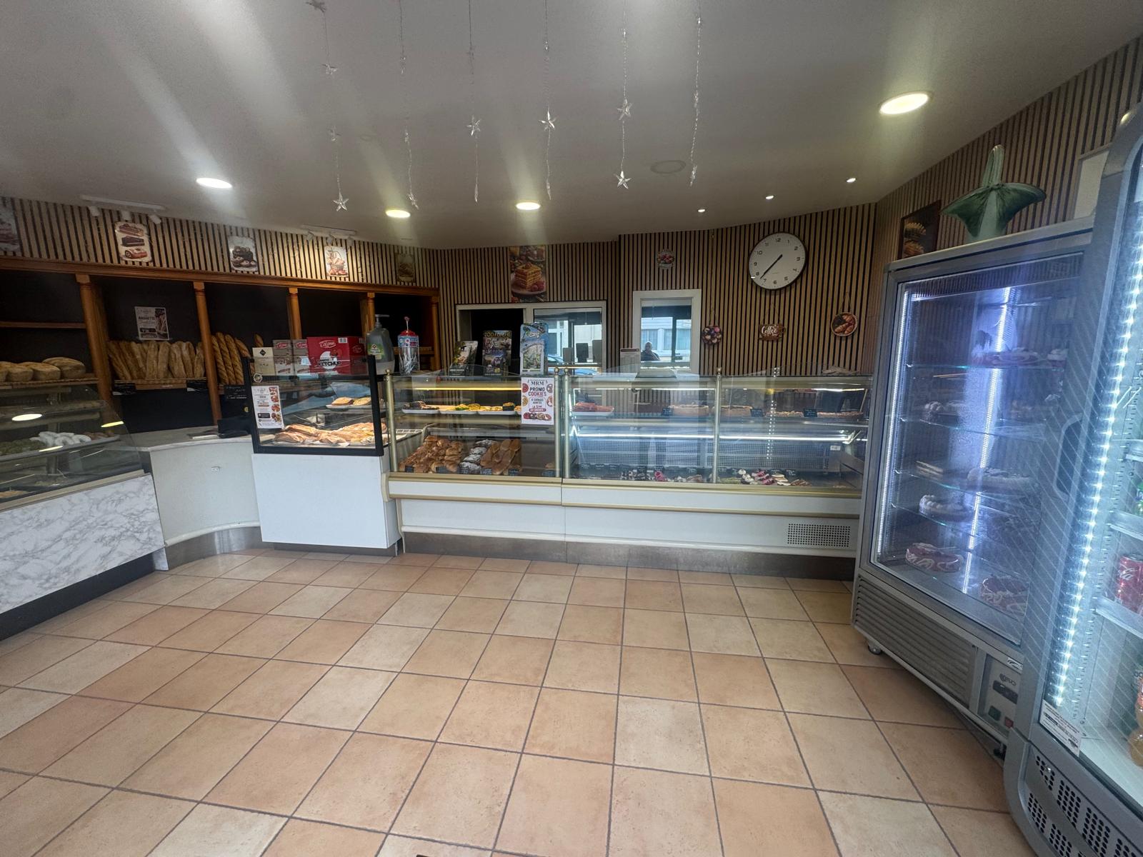 Vends Boulangerie Pâtisserie au cœur d’une grande ville à 300m du gare sud.
Beaucoup de commerces  et bureaux à proximité.. pharmacie, école maternelle primaire et lycée , pôle médical, infirmier,supérette, presse tabac etc
Bon chiffre d affaire avec un EBE excellent 
Livraison tout les jours de la semaine (2 épicerie et 1 restaurant)
Possibilité de faire beaucoup+ en snacks et pâtisseries
Une place au marché ( jeudi et dimanche)
Une place stand en face de la gare ( deux jour par semaine)
Matériel entretenu en très bonne état 

Laboratoire patisserie neuf et boutique refaite en 2025
Aucun frais à prévoir
Logement sur place 1 chambre.
N’hésitez pas de m’appeler