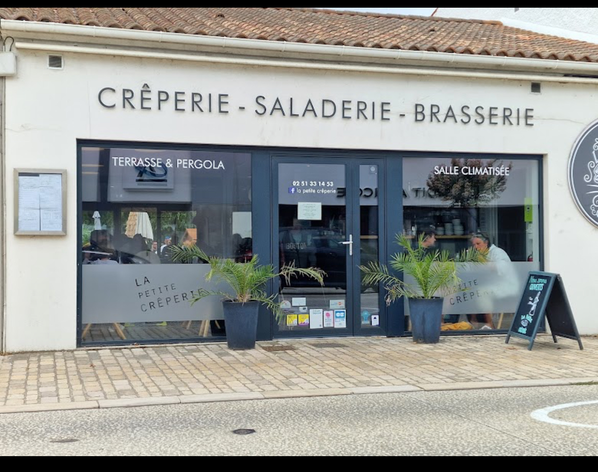 À vendre, charmante crêperie située en Vendée à 10 min des sables d’olonne, à Talmont st hilaire. Situation très touristique ! 
Affaire saine, 32 couverts intérieur et 30 extérieur (possibilité d’en mettre plus) . Terrasse et jardin très appréciables. 
Crêperie/brasserie . CA de + de 260k€ HT en 2023 et + de 275k€ HT en 2024.
EBE : 74k€.
Faible loyer : 860€HT
1 cuisinier à l’année et moi en salle . En saison ils sont 2 en cuisine et 2 en salle . Affaire idéal pour couple !
Bonne perspective d’évolution  . Actuellement ouvert du mardi au dimanche midi et vendredi soir + samedi soir. Juillet août :  ouvert 6/7 midi + soir
Possibilité de louer un appartement meublé que je mets en location aux sables D’olonne pour des personnes n’habitant pas la région.