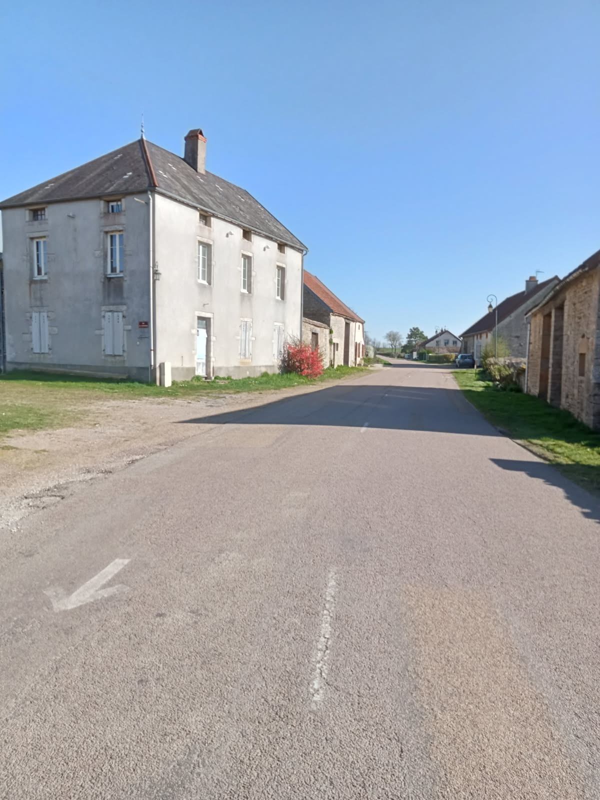 La commune de Missery en Côte d'Or lance un appel à  manifestation d'intérêt pour redynamiser le village en créant un café multiservices. 
Cet établissement sera idéalement situé au centre du village, face au château. 
Le local de 66 m2 possède une terrasse et sera entièrement rénové par la collectivité.
Dans un 1er temps, il pourrait être ouvert sur un mi temps avec des horaires flexibles.
L'ouverture est prévue pour 2026.

Il est possible de prendre RDV pour une visite du site auprès de la Mairie au 07.87.23.16.68 ou par mail missery@wanadoo.fr 

Pour en savoir plus, l' AMI est consultable sous https://www.metropoledebourgogne.cci.fr/actualite/appel-manifestation-dinteret-commune-de-missery