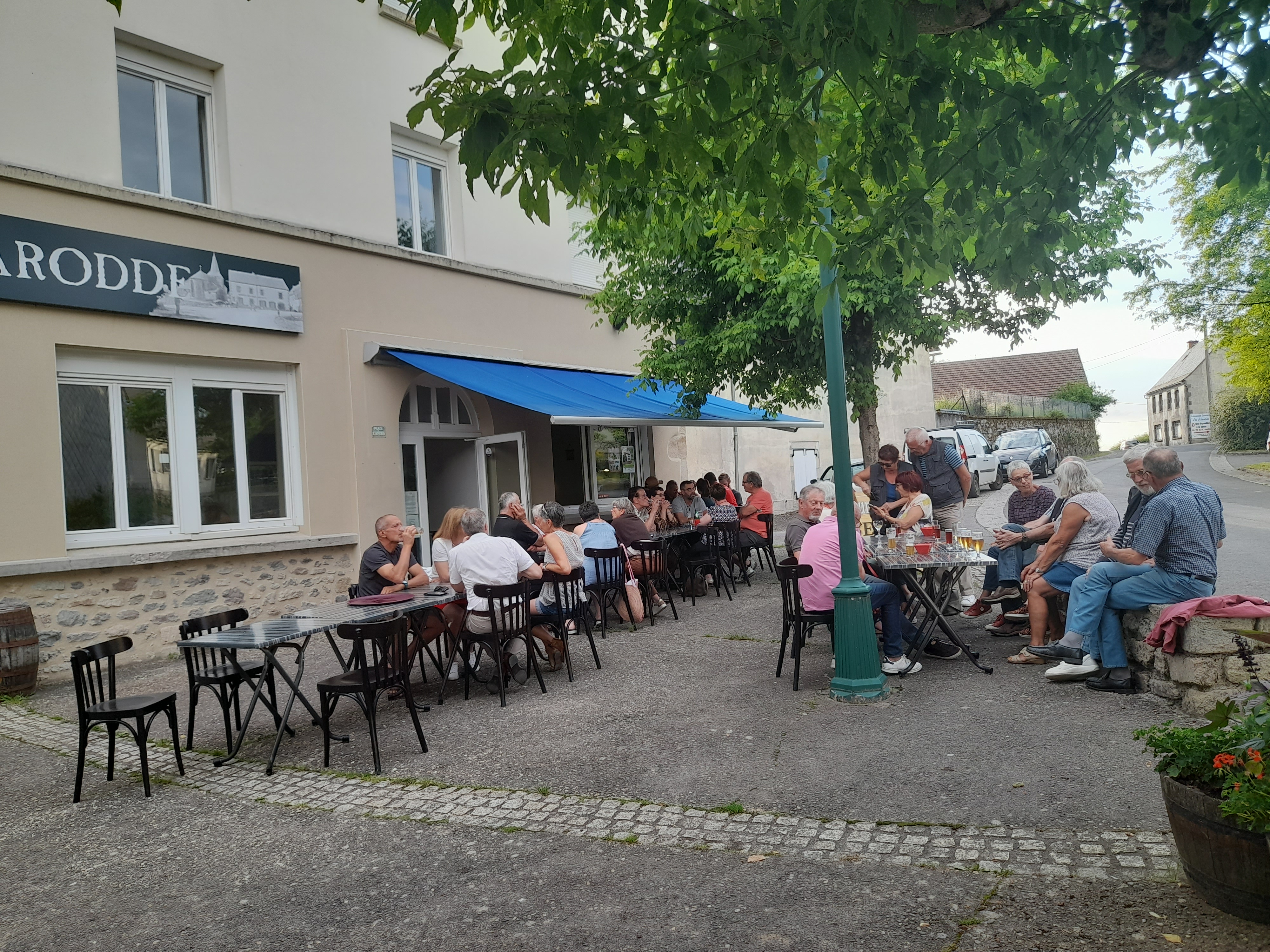 La commune de Larodde (63) cherche un CUISINIER pour gérer et tenir son auberge, bar, restaurant à compter du 1er mai 2025.
Logement sur place à l'étage.

Le local comprend au rez-de-chaussée : une entrée, une salle de bar, une salle à manger, une cuisine équipée, un wc, une cave.
A l’arrière-boutique : une chaufferie, la plonge, une cave, un garage-dépôt.

Logement de l'exploitant : Il est composé d’un accès par escalier, un couloir de 6.70 m², un séjour de 12 m², une chambre de 17 m², 2 chambres de 10.80 m², une salle de bain de 6.70 m² comprenant douche et lavabo, un WC de 2.50 m².

Bail commercial : 200€/mois
Logement du 1er étage : 350€/mois

Envoyer candidatures à la Mairie de Larodde - Le Bourg - 63690 LARODDE ou mairie.larodde@gmail.com