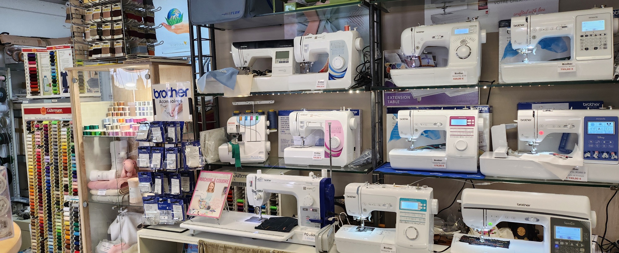 Vente de laine ,mercerie 
Vente de machine à coudre ,brodeuse ,surjeteuse, imprimante tissus Marque BROTHER
Dépannage en machine  toute marque
Situé en centre ville de Périgueux dans rue très passante
local de 80 M2 dont un petit atelier pour le dépannage + réserve en sous-sol environ 20 M2, équipé de portes automatique PORTIS
Loyer de 900€ charges locatives comprise sauf électricité