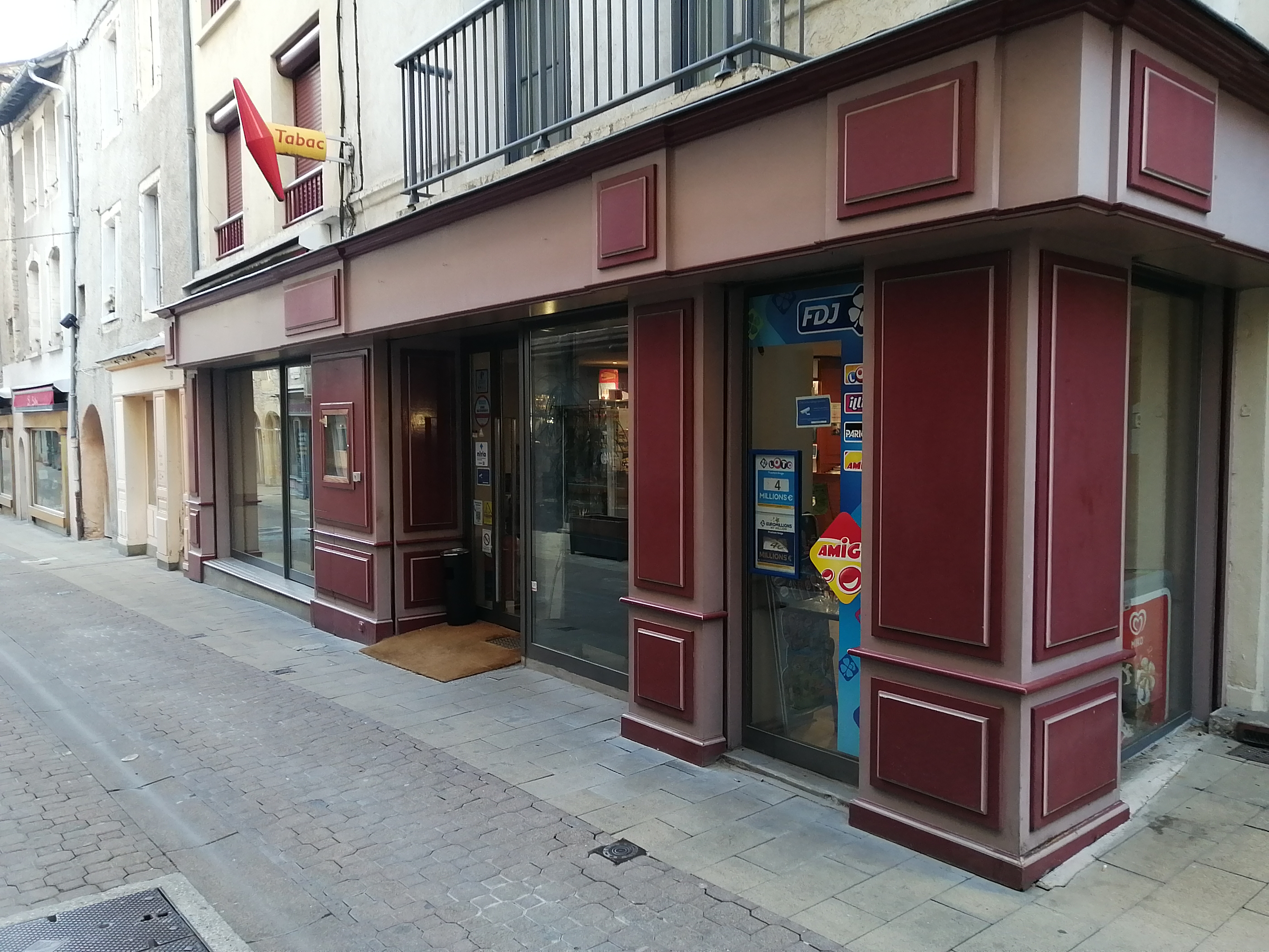 Vends fond de commerce brasserie-bar-tabac à Marvejols en LOZERE.
Situé au cœur de Marvejols cet établissement propose 4 activités complémentaires, brasserie (le midi), bar, tabac, Française des jeux qui lui assurent une clientèle régulière et fidèle .
La surface de 150m² offre une cuisine équipée, une réserve et une salle de restauration pleinement opérationnels, ainsi qu'une terrasse exploitable en saison estivale .
Ce commerce peut être largement dynamisé, notamment la brasserie, en élargissant les plages horaires et en exploitant les week-end et jours fériés .
Horaires actuels : du lundi au vendredi : 7h30-20h00 , le samedi : 7h15-13h30 , fermé le dimanche et les jours fériés . Fermeture annuelle : dernière semaine de juin . 
CA 2024(HT) 264500€
N'hésitez pas à me contacter par mail pour plus de renseignements.