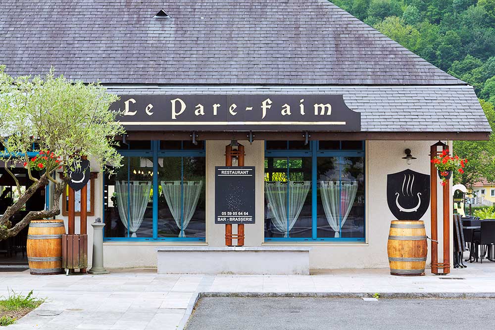 Opération 3 en 1 : 
1. Permettre au Pare-Faim de continuer d'accueillir et de satisfaire sa clientèle, au cœur d'Uzos, village de 700 habitants à proximité de Pau.
2. Permettre à une personne motivée d'acquérir ce très beau restaurant avec une licence IV, sain et en activité, dans une région privilégiée.
3. Permettre aux actuels propriétaires de prendre la retraite dans des bonnes conditions.
 
L'idée originale consiste à vendre des actions d'un montant de 50 € et à organiser ensuite un tirage au sort parmi tous les souscripteurs.
Le bénéficiaire de l'action gagnante devient l'unique propriétaire du fonds de commerce sans apport personnel, ni emprunt bancaire.
 
Trouvez tous les détails en utilisant le lien suivant :
https://www.restaurantagagner.pare-faim.fr/2023/