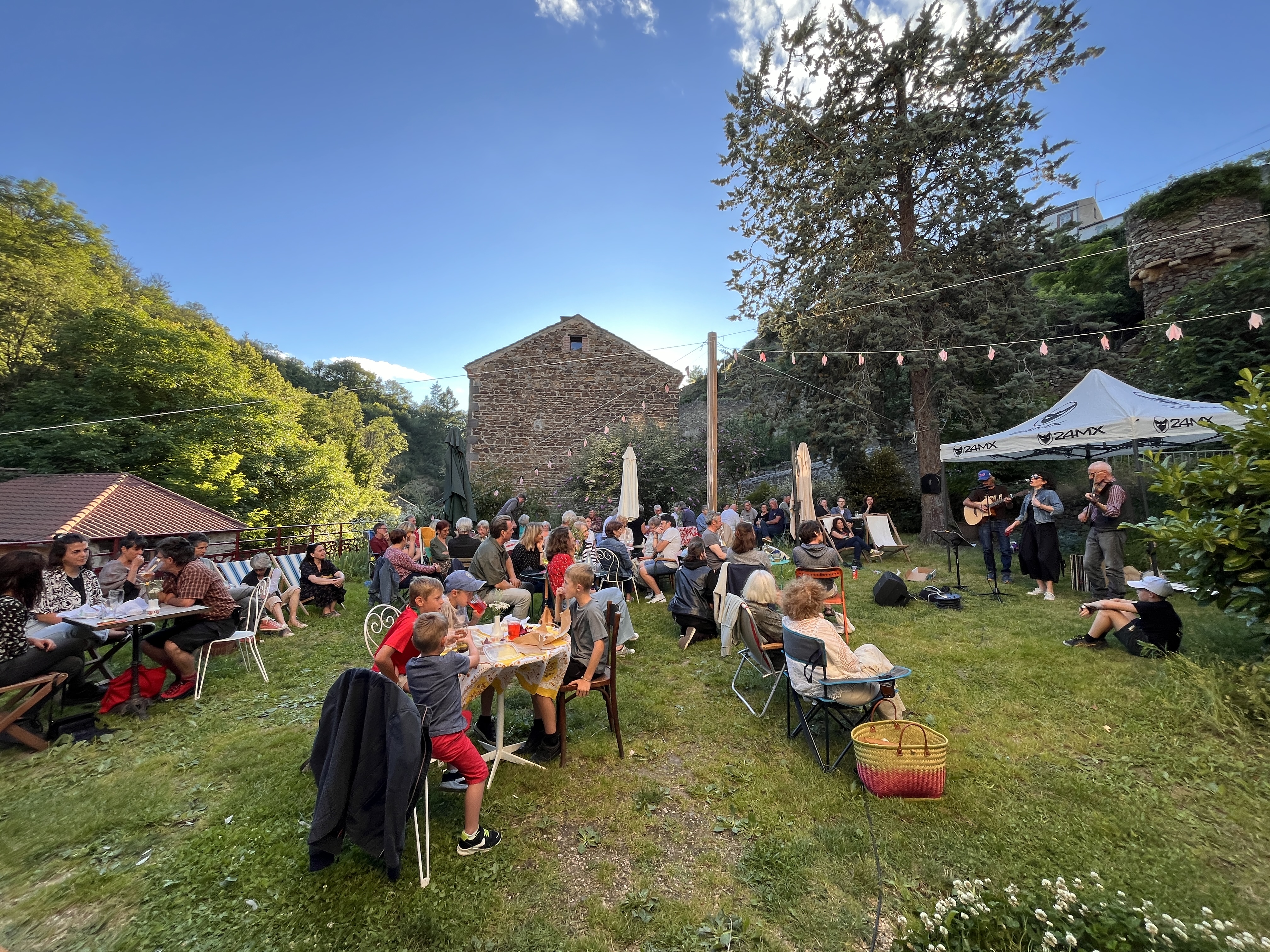 Café de village chaleureux et atypique, apprécié pour son ambiance conviviale et ses animations 
📍 Localisation : Auzon (Haute-Loire), charmant village médiéval entre Issoire et Brioude, labellisé “Petites Cités de Caractère”. La vie du village est rythmée par des temps forts annuels : Fête Rétro, Fête Médiévale, brocantes, marché de producteurs les jeudis soirs d'été.

🔎 Description du fonds
* Clientèle fidèle : locale, touristique et de passage
* Emplacement privilégié : au pied de la cité médiévale / bâtiment historique rénové par la municipalité / attenant à l'épicerie associative Au Panier d'Auzon / grand parking 
* Surface du local : salle 40m2 / cuisine 11m2
* Terrasse : grand jardin de 300 m2 pouvant faire office de terrasse et accueillir des événements (concert, spectacle)
* Licence : licence IV propriété de la mairie et incluse dans le bail 
* Matériel et mobilier inclus 
* Droit au bail : commercial 3/6/9 ans en cours – loyer mensuel 346 euros TTC incluant l’usage de la licence IV

💬 Points forts
✔ Belle réputation locale (note 4.7/5 sur Google, 5/5 sur Tripadvisor) ✔ Cadre pittoresque dans un village touristique
✔Grand jardin
  ✔ Clientèle régulière + événements réputés localement