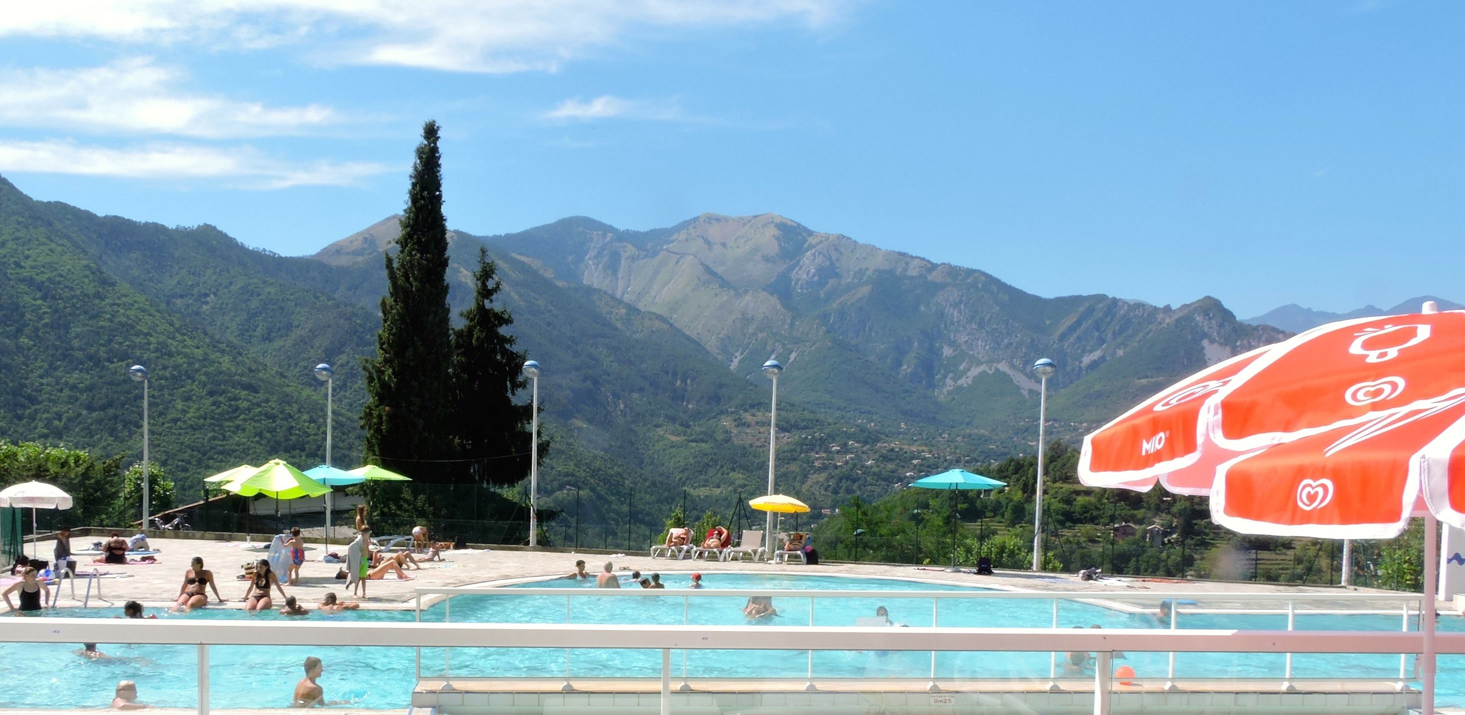 La commune de La Bollène-Vésubie, village de 650 habitants du haut-pays niçois, est propriétaire d'un hôtel restaurant, situé au cœur du village. La commune a entrepris la rénovation totale de l'établissement. 
A l'issue des travaux (courant été 2025), il sera composé d'un bâtiment qui disposera de deux hébergements de type chambre d'hôtel, d'un dortoir collectif de six places, de trois hébergements de type résidence de tourisme (deux appartements type F2 et un de type F4), complétés par une salle de restaurant, un bar et une salle de réception.Les prestations  portent sur la gestion, l'exploitation et l'entretien de l'Hôtel Cassini.  
La commune recherche un exploitant pour mettre cet outil neuf  en valeur et retrouver un lieu de rencontre convivial en plein cœur du village, situé au pied du célèbre Col de Turini, haut -lieu de sport automobile et du cyclisme. 
Si vous êtes intéressés, merci d'adresser votre candidature à l'adresse suivante : 
Mairie de la Bollène-Vésubie
Place du Général de Gaulle
06450 LA BOLLENE-VESUBIE 
et de consulter l'avis d'appel public à la concurrence déposé sur la plateforme marches-securises.fr