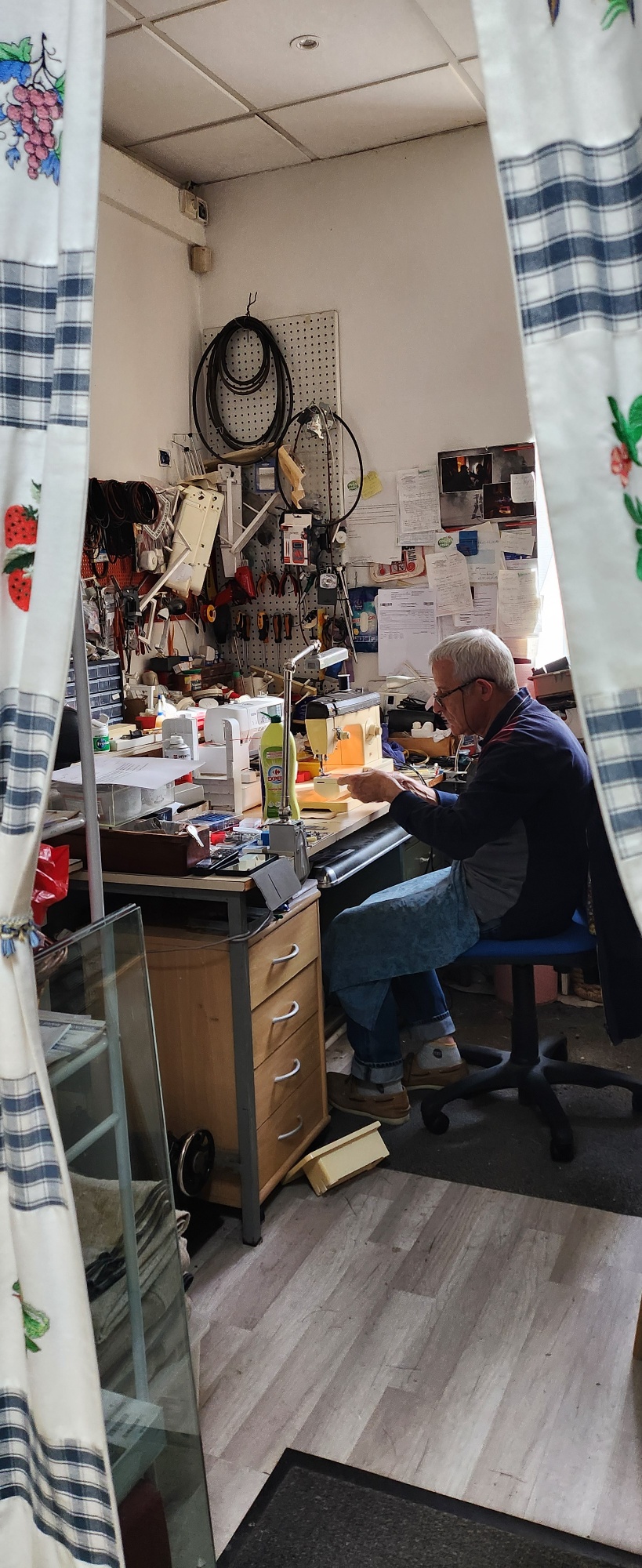 Vente de laine ,mercerie 
Vente de machine à coudre ,brodeuse ,surjeteuse, imprimante tissus Marque BROTHER
Dépannage en machine  toute marque
Situé en centre ville de Périgueux dans rue très passante
local de 80 M2 dont un petit atelier pour le dépannage + réserve en sous-sol environ 20 M2, équipé de portes automatique PORTIS
Loyer de 900€ charges locatives comprise sauf électricité