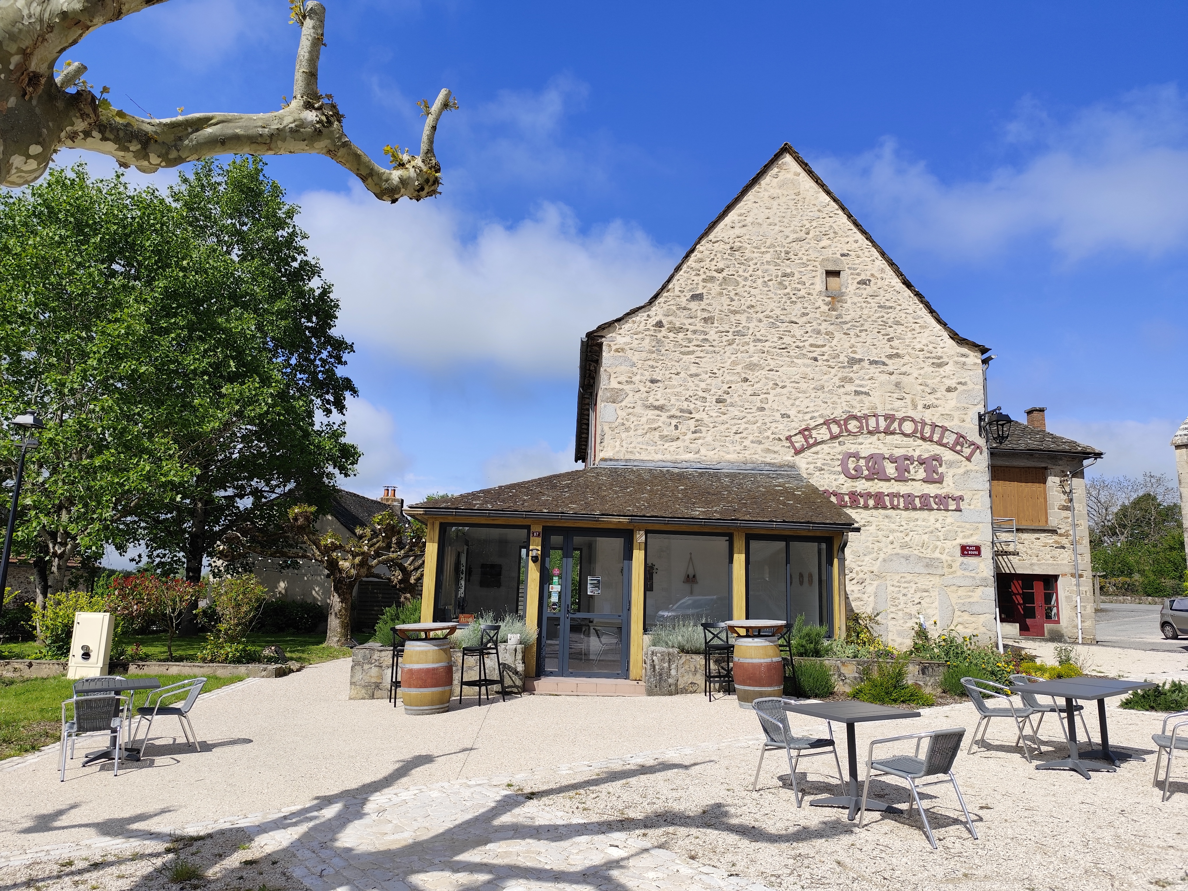 Vend  fond de commerce d'un bar restaurant dans un village typique de l'Aveyron.
Ancien presbytère, cet établissement plein de charme, rafraîchit en 2024 situé dans une commune dans l'axe entre Rieupeyroux et Villefranche de Rouergue.

Cet établissement a une capacité d'accueil de 70 couverts a l'intérieur, ainsi qu'une véranda, plus une terrasse a l'avant et un jardin pourvant accueillir une trentaine de couverts.
Parking gratuit en face.

Il se compose d'une véranda, d'un espace bar, d'un hall d'entrée qui dessert un WC au norme PMR et une grande salle de réception.
Une cuisine équipée, un espace plonge et une réserve complètent ce bien .
Licence IV.

Pour plus d'informations, n'hésitez pas a nous contacter par téléphone 
Aux horaires suivantes : du mardi au samedi de 8h30 à 14h et de 17h30 a 20h.