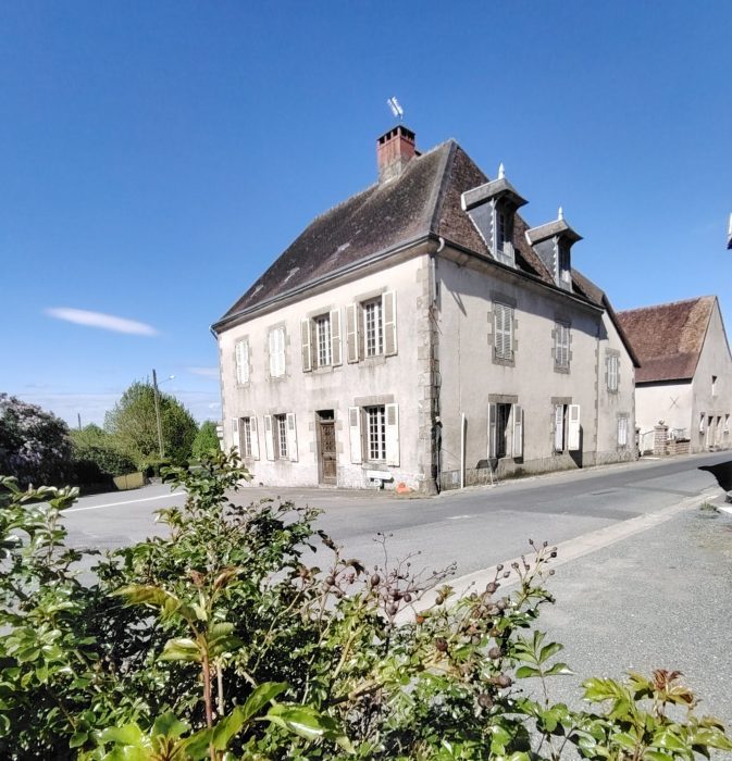 Maison Spacieuse à rénover/Ancien Hôtel à rénover

À Châtelus-Malvaleix (23270), découvrez cette maison de 8 pièces de 219 m². Au rez-de-chaussée, elle compte deux grands salons de 27 m² chacun, une salle à manger de 25 m², une chambre, une cuisine s'ouvrant sur la grande terrasse de 200m².
A l'étage se trouve une véranda de 8 m² donnant sur la cour intérieure. Quatre chambres complètent le niveau ainsi qu'une salle de bain et une petite cuisine.
Au niveau au-dessus se trouvent les combles, elles sont aménageables .
La maison bénéficie d'une cave ainsi que d'un garage.
Chauffage au fioul, tout à l'égout, taxe foncière de 836€.
L'intérieur de la maison est à rénover.
Des établissements scolaires (de la maternelle au collège) sont implantés dans la commune. Il y a un accès à la nationale N145 à 14 min. Pour vos loisirs, vous pourrez compter sur le cinéma tout comme son plan d'eau, ses randonnées. Restaurant, boulangerie, coiffeur, boucherie-charcuterie, fleuriste et un bureau de poste sont également accessibles. Le marché anime le quartier.