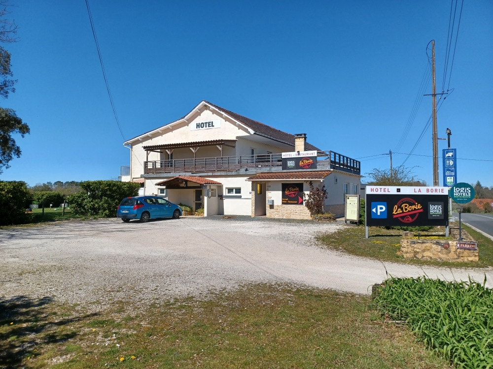 Fonds d'un hôtel-restaurant 2** de 8 chambres situé en plein coeur du Périgord noir a mi chemin entre Montignac Lascaux et Sarlat la Caneda.
Très bon taux d'occupation pour l'hôtel qui est affilié aux Logis.
Le matériel de cuisine et du bar récent, l'hôtel est aux normes, la commission de sécurité est passée en 2021. 
Assainissement individuel aux normes et refait à neuf en novembre 2022 avec garantie décennale.
Salle de petits-déjeuners de 18 couverts, salle de restaurant 22 couverts et terrasse de 30 couverts.
L'hôtel a entièrement été redécoré en 2018.
Piscine automatisée au sel de 8.5m X 6.50m.
Tout l'établissement est climatisé et contrôlé annuellement.
Un logement de fonction de 61m2 avec 2 chambres est situé dans l'établissement.
Possibilité d'achat des murs.