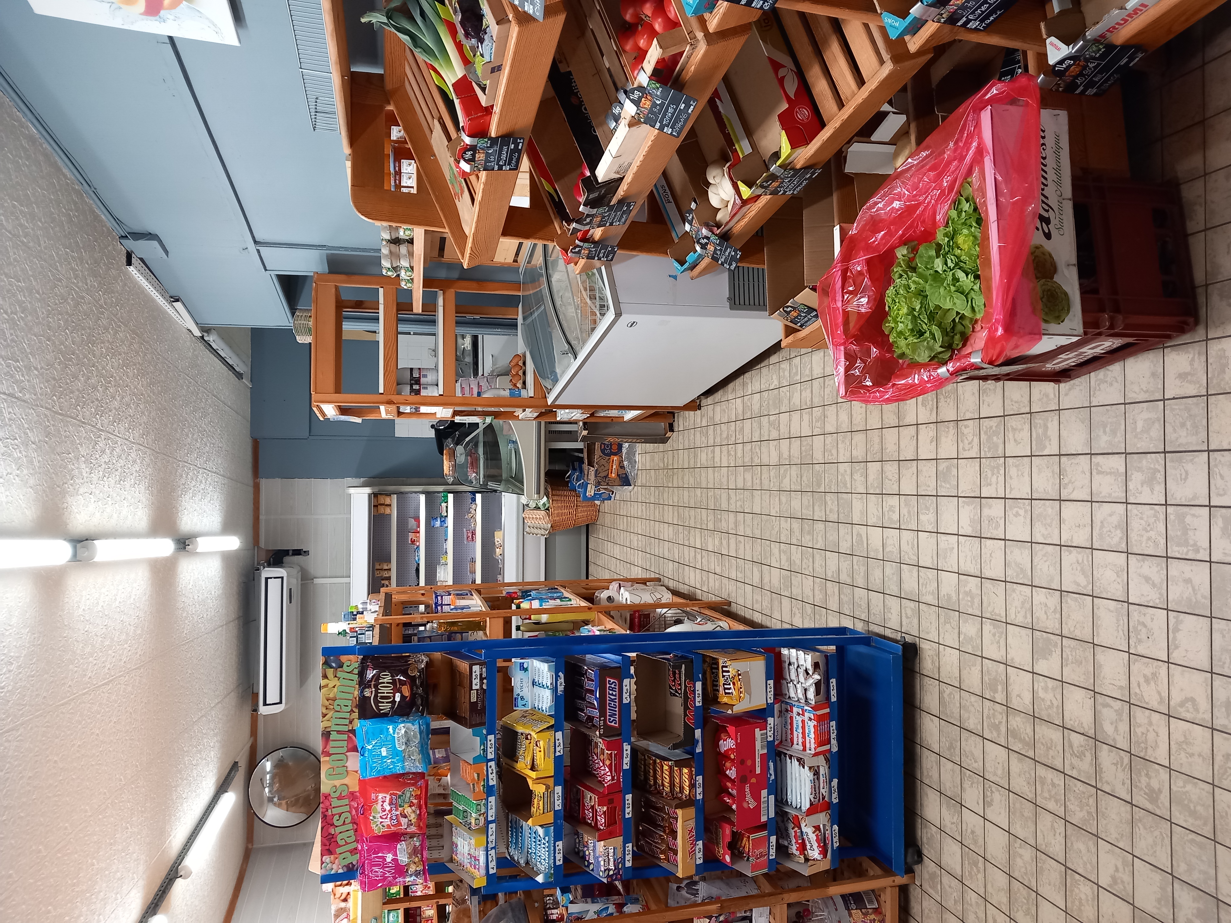 Cause départ retraite, 
A vendre dans village agréable de 1500 habitants (environ 15 km de CLERMONT FD) :
fond de commerce TABAC, FDJ, ALIMENTATION GENERALE, DEPOT DE PAIN,  RELAIS COLIS (Pickup), T2C 
Bonne rentabilité avec possibilité de développer l'activité, pas de concurrence directe, clientèle très sympathique, ambiance conviviale