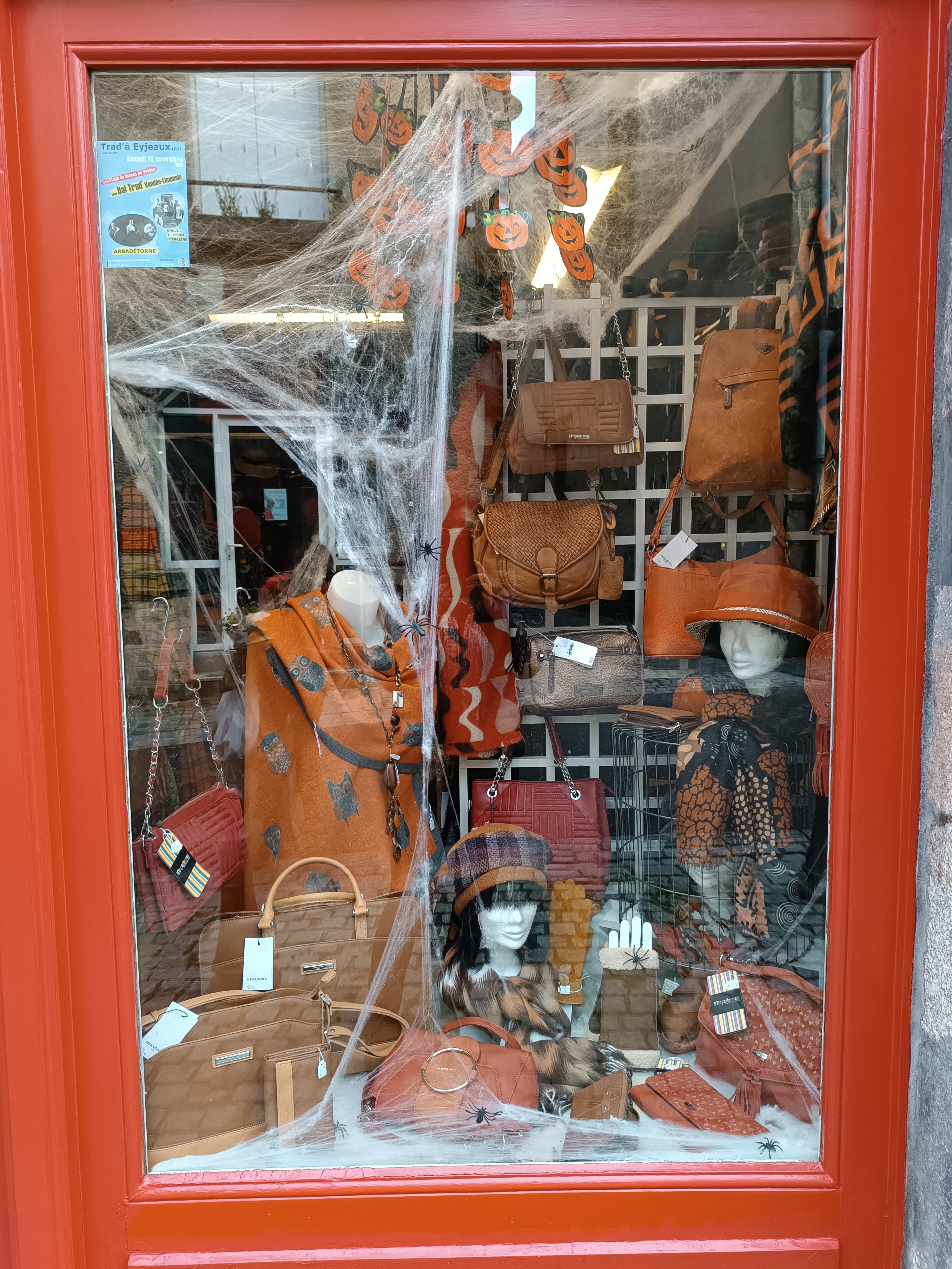 Chapellerie, Maroquinerie à reprendre pour cause retraite.
Bien située dans la rue principale commerçante de La Souterraine à 20 mètres de la Porte St Jean, porte fortifiée. La rue est à sens unique avec des parkings à proximité.
Petite boutique implantée depuis plusieurs décennies, une institution à La Souterraine. Clientèle locale, fidèle, masculine et féminine.
Le local professionnel est composé d’un espace de vente de 25.5m2 avec 2 grandes vitrines et d’une réserve de stockage de 24m2. Toilettes.
Petite boutique idéale pour personne seule, pas de salarié à reprendre, dans un cadre de vie agréable avec tous les services. La ville de la souterraine dispose de 136 associations culturelles, sociales et sportives qui animent l’ensemble du territoire et est dotée du label « Village Etape » indispensable pour le passage touristique.   
Le prix de vente du fond est à débattre. Les propositions sérieuses seront étudiées.
Les exercices comptables peuvent être demandés à la Chambre de Commerce et d’Industrie de la Creuse. Site Transentreprise.
Important : La ville de La Souterraine a lancé depuis 2019, un dispositif d’aide aux loyers pour les commerçants qui s’installent ou qui souhaitent reprendre une activité. Ces aides prévoient la prise en charge de la moitié du loyer du local commercial, dans la limite de 250€/mois, pendant trois ans.