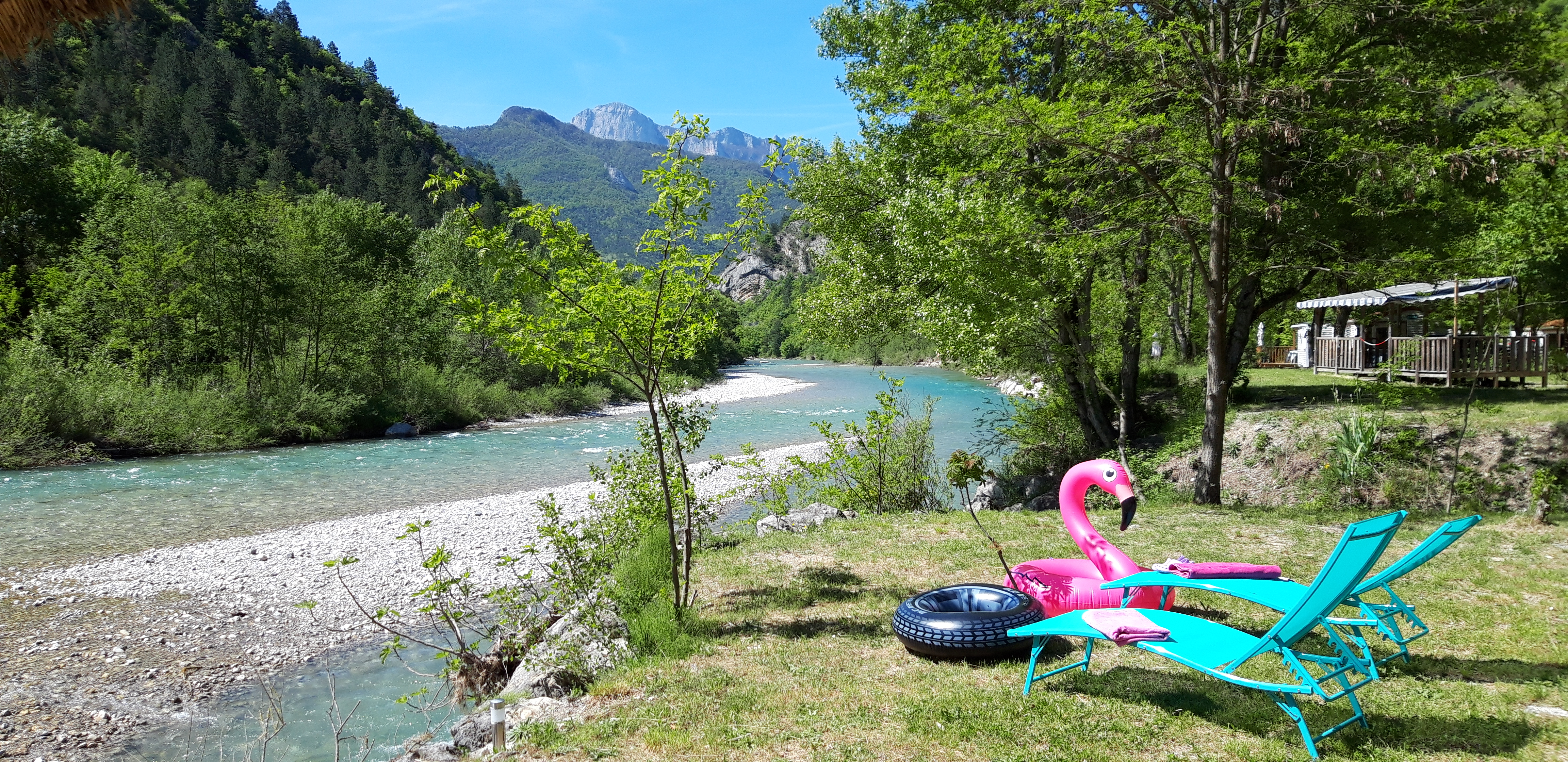 CAMPING SUD RHONE-ALPES MURS et FONDS
Dans un site idyllique et en bordure de rivière avec des plages privées, ce camping est composé de 60 emplacements autorisés, de trente Mobil home et Lodges de 2 à 8 places.
L'espace snack et restauration a une une licence 4. Il dispose d'une grande terrasse avec 100 places et il est arboré avec une vue sur la rivière.
La base de canoë-kayak est équipée de 50 bateaux et de l'ensemble du matériel pour cette l'activité dont 2 mini-bus et des remorques pour les navettes selon les parcours.
Les bâtiments sont répartis entre les logements pour le personnel (30 personnes en saisons) un appartement pour les exploitant de 100m² avec trois chambres, les ateliers, les locaux techniques et les blocs sanitaires.
Dans le prix sont cédés des engins de travaux et autres véhicules.
L'eau est captée et potable gratuitement sur le site.
L'affaire est saine et laisse un développement possible. L'investissement est d'autant plus intéressant sachant qu'il n'y a plus de possibilité de créer cette activité. Il n'y a pas de contrat avec une marque ou une enseigne.
La vente est engagée après 25 ans d'activités pour une retraite bien méritée.
Le site est entourée de communes attractives. Une gare SNCF et routière est située à moins de 10mn.