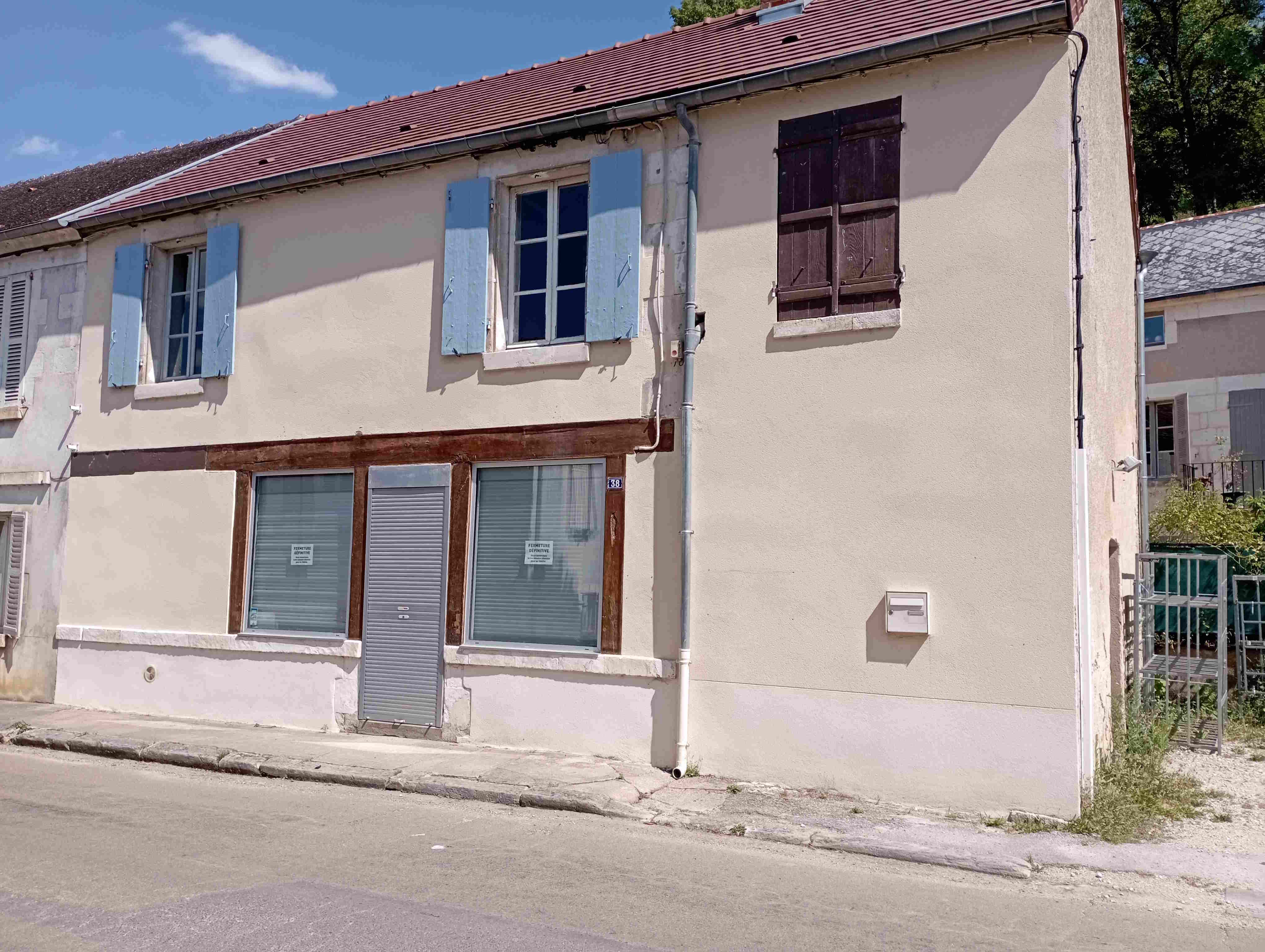 Description

1 Notre village

Situé à 25 km au Sud d’Auxerre, Mailly la Ville est un charmant village de 500 habitants traversé par le canal du Nivernais et la rivière l’Yonne. 


La fréquentation touristique est importante de mai à septembre avec la proximité de Vézelay et la halte nautique où les bateaux de tourisme stationnent drainant des touristes français et étrangers.

La fréquentation des cyclotouristes est également intense en période estivale mais aussi en mi saison.

Une aire de loisirs et un Snack en bordure de la rivière est située à proximité. En été elle est très fréquentée par la population locale mais aussi des Auxerrois y viennent trsè régulièrement.

Les commerces sont loin pour les habitants et aucune commune voisine ne dispose actuellement d’épicerie de proximité.

La demande pour la réouverture de l’épicerie « multicommerce » est importante de la part des habitants de la commune, du secteur et de nos nombreux visiteurs.

L’ensemble de ces éléments apporte un fort potentiel commercial surtout sur la période de mai à octobre.

2 Le commerce

Situé au dans la rue principale du Village en face de la Mairie le local est installé dans un bâtiment communal. L’épicerie était en fonctionnement début 2026.


Descriptif :
-	un local principal de 60 m2,
-	un petit local annexe de 14 m2,
-	une grange de 30 m² non attenante située à quelques mètres pouvant faire office de réserve, 
-	WC et point d’eau.

L’ensemble ne dispose pas d’aménagement (vitrine, caisse etc.…)


3 Conditions :
-	Bail commercial dérogatoire de 1 à 3 ans.
-	Loyer à convenir avec la Mairie.

4 Contact :
Mairie de Mailly la Ville : 37 rue Camélinat 89270 MAILLY LA VILLE
Adresse mail : mailly.ville@wanadoo.fr