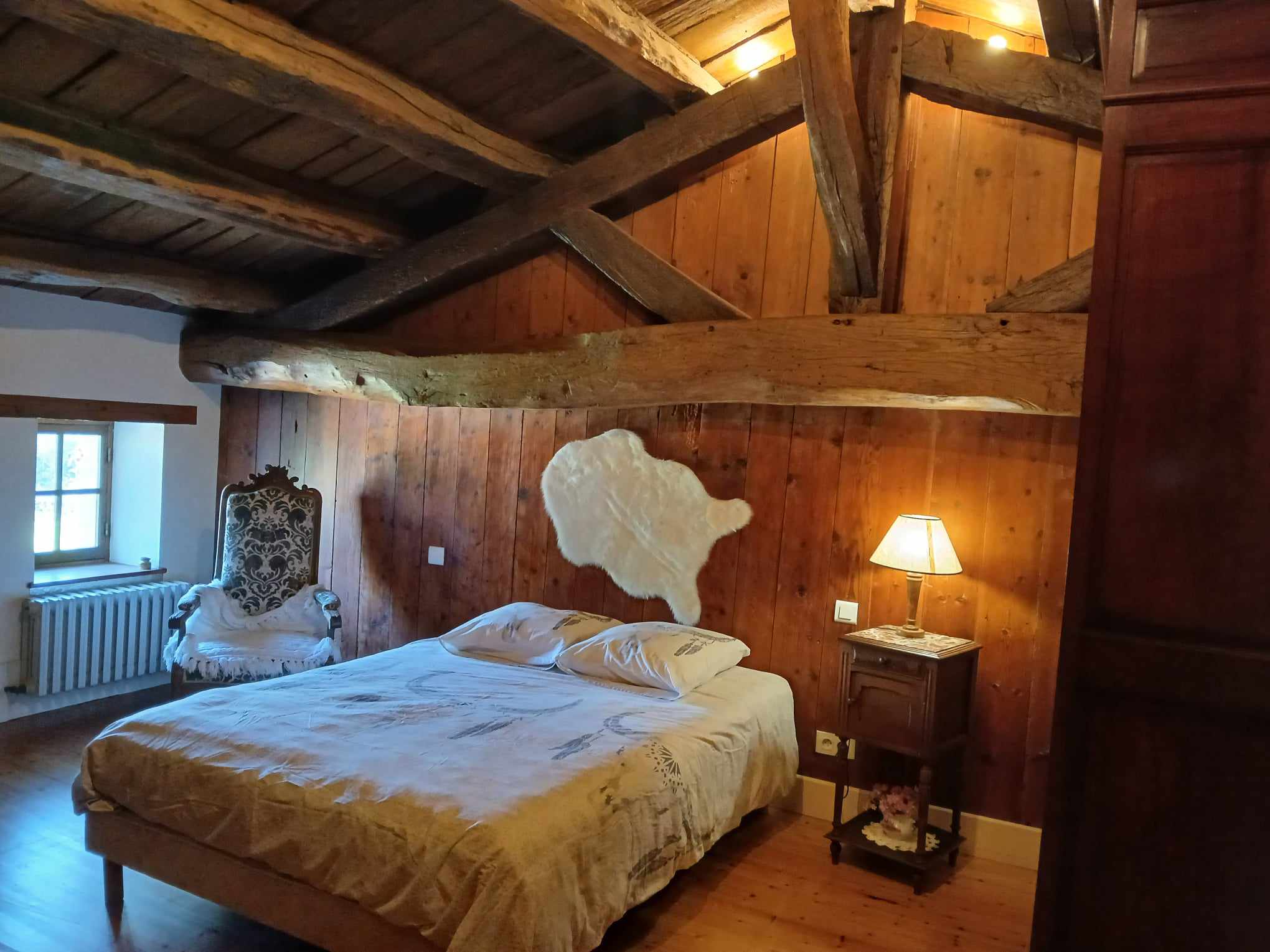 Ferme de Béligon – Un lieu de vie à transmettre

Après plus de 20 ans d'une belle aventure humaine, nous recherchons un repreneur passionné pour écrire la suite de l'histoire de la Ferme de Béligon, située à proximité de Rochefort-sur-Mer, en Charente-Maritime.

Cette ancienne ferme charentaise, implantée sur environ 3 hectares de nature préservée, offre un cadre authentique et paisible.

La propriété comprend une maison principale partiellement rénovée ainsi que plusieurs dépendances, dont une magnifique étable en pierre du XVIIᵉ siècle, d'environ 300 m² au sol sur deux niveaux, offrant un potentiel exceptionnel pour un projet de restauration, de réception ou d'hébergement.

À l'étage de la maison principale, trois chambres d'hôtes, chacune équipée de sa salle de bain et de ses toilettes privatives, ont été classées 3 épis et ont accueilli des voyageurs pendant plus de vingt ans.

L'établissement a également été référencé dans le Guide du Routard, témoignant de la qualité de son accueil et de son intérêt touristique.

Le domaine dispose également de deux puits en pierre, de haies bocagères, d'un remarquable espace boisé classé composé de chênes centenaires et d'espaces propices au calme et à la contemplation.

Ce lieu se prête à de nombreux projets :

chambres d'hôtes ou gîtes,
restaurant ou table d'hôtes (sous réserve des autorisations administratives),
salle de réception,
séminaires,
activités de bien-être,
hébergements insolites,
ou tout autre projet touristique valorisant ce patrimoine.

Plus qu'une propriété, la Ferme de Béligon est un lieu chargé d'histoire et d'authenticité, prêt à accueillir un nouveau projet de vie.

Nous souhaitons transmettre ce domaine à une personne ou une famille désireuse de préserver son âme tout en développant son potentiel touristique.