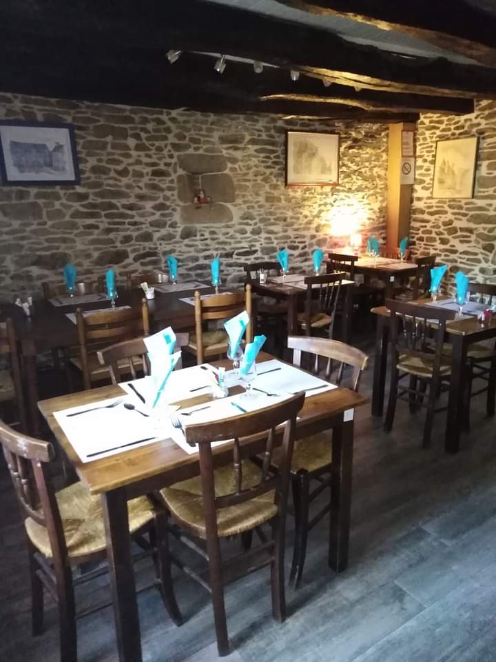 A 20 minutes des plages de sable blanc du Nord Finistère, sur la départementale D30 et dans une magnifique auberge du 16ème siècle, un bar restaurant !
L'Hermine, restaurant renommé, est accolée à l'enclos paroissial, bientôt dans le patrimoine de L'UNESCO.
Joëlle la gérante, fait valoir ses droits à la retraite et vends son fond de commerce.
Un bar, 1 petite salle de 30 couverts, une grande salle de 60 couverts et à l'extérieur une très jolie et agréable terrasse plein sud pouvant accueillir 40 couverts supplémentaires.
Un très gros potentiel d'évolution car le restaurant est ouvert du lundi au vendredi de 7h à 15h.
Un logement neuf à l'étage pouvant servir de logement de fonction avec 3 chambres salle salon SDB WC. Les murs appartiennent à la mairie du village de 1720 habitants. Loyer commercial 750€ + loyer appartement 360€.
Chiffre d'affaire 190 000HT .  1 salarié .
Prix demandé 135 000€