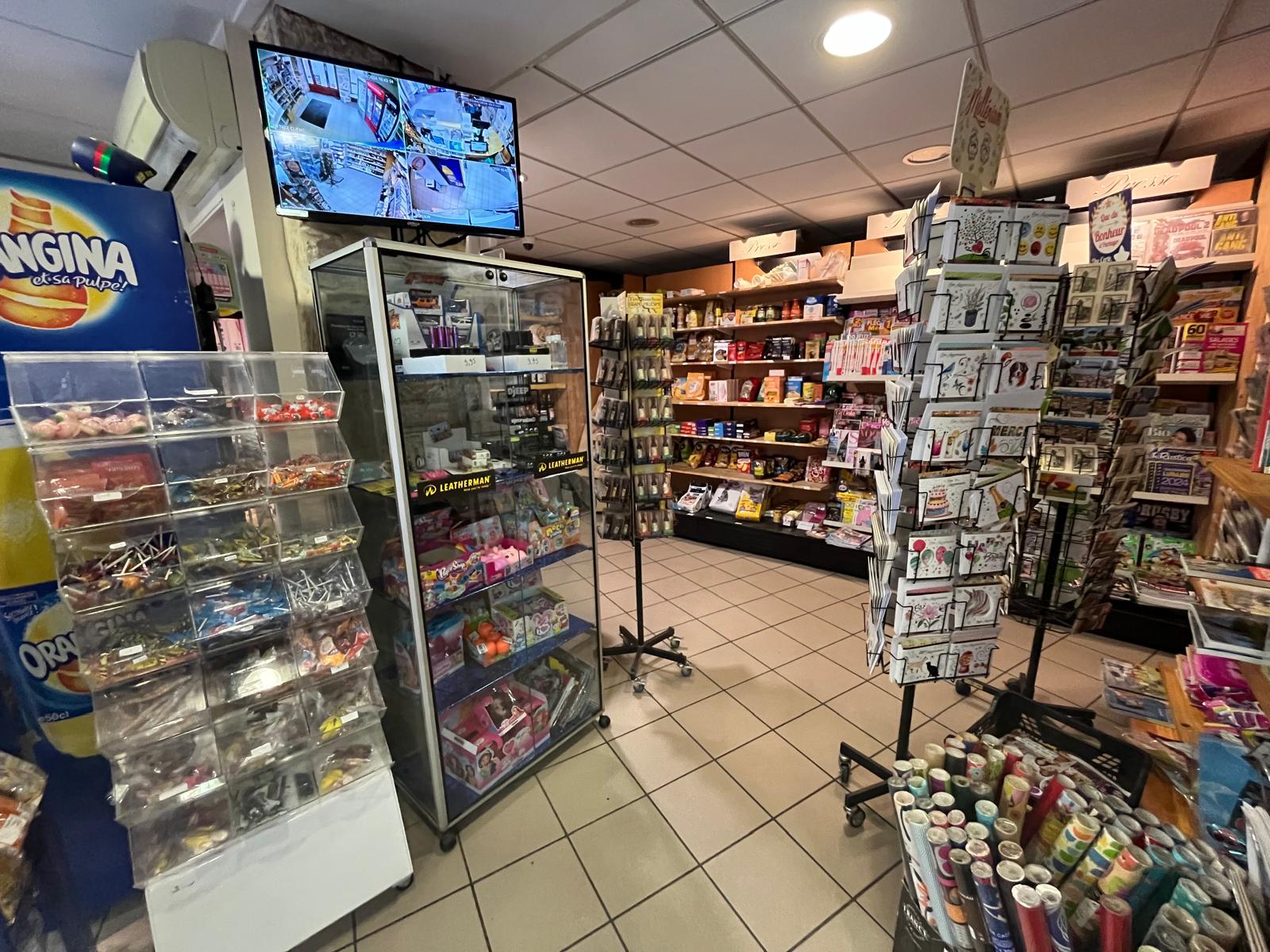 Sur la commune d'Annonay, très belle affaire à saisir !!

Tabac, Presse ,FDJ ,épicerie sans enseigne , colis Pickup, dépôt de pain.

Un bel espace de vente de 50 m² entièrement sécurisés par alarme avec vidéosurveillance ,rideau métallique ,climatisé ,réserve d'environ 50 m² avec espace bureau et chambre froide.

Très bon chiffre d'affaires et excellent résultat