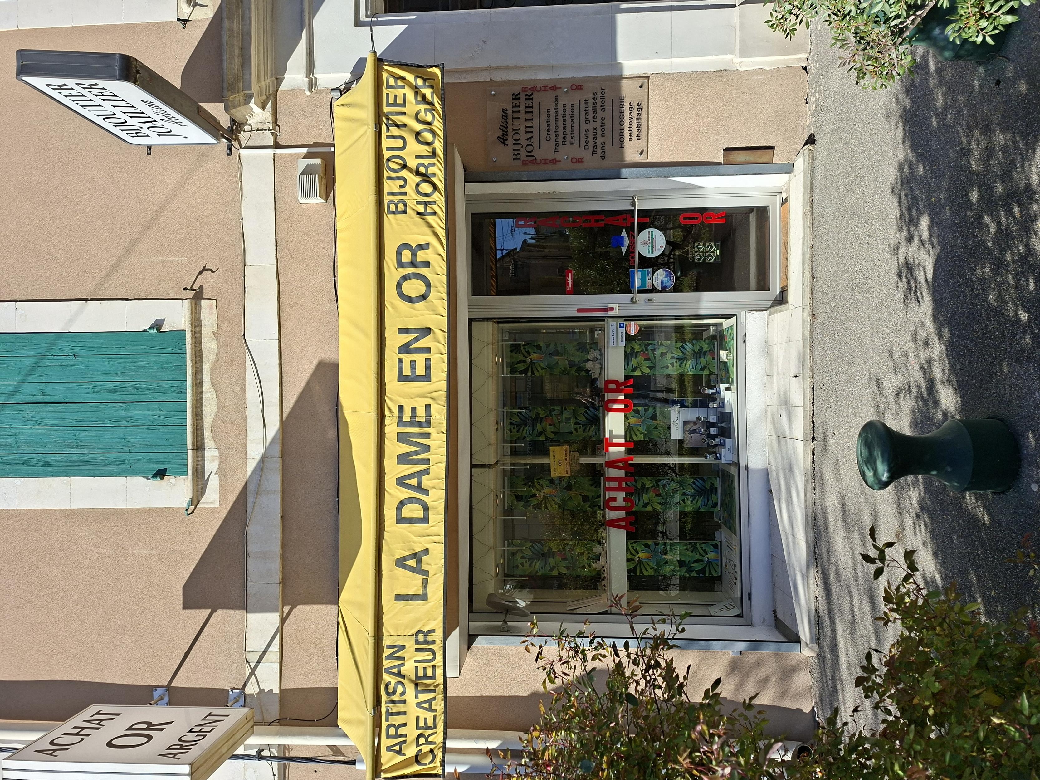En centre ville d un joli village provençal à proximité de l  Isle sur Sorgues , 20 km d Avignon

Bail commercial Bijouterie Joaillerie

Possibilité d'accès au droits au bail  pour une agence  d assurance

Vente cause retraite , disponible février 2027



Détail du bail commercial 
-Boutique avec vitrine + atelier au rez de chaussée avec balcon sécurisé donnant sur un bras de la Sorgues
-1 étage = cuisine +salle a manger +toilette et salle de bains
-2 étage = 3 chambres et 2 greniers 
surface total 200 m ²

Cession de droit au bail : 100 000 euros



Loyer : 1048 euros TTC / mois 
Charges annuelles : 295 euros TTC

D'une sécurité renforcée : Système de protection complet et coffres pour une tranquillité totale.

Renseignements, bilans et visites sur demande