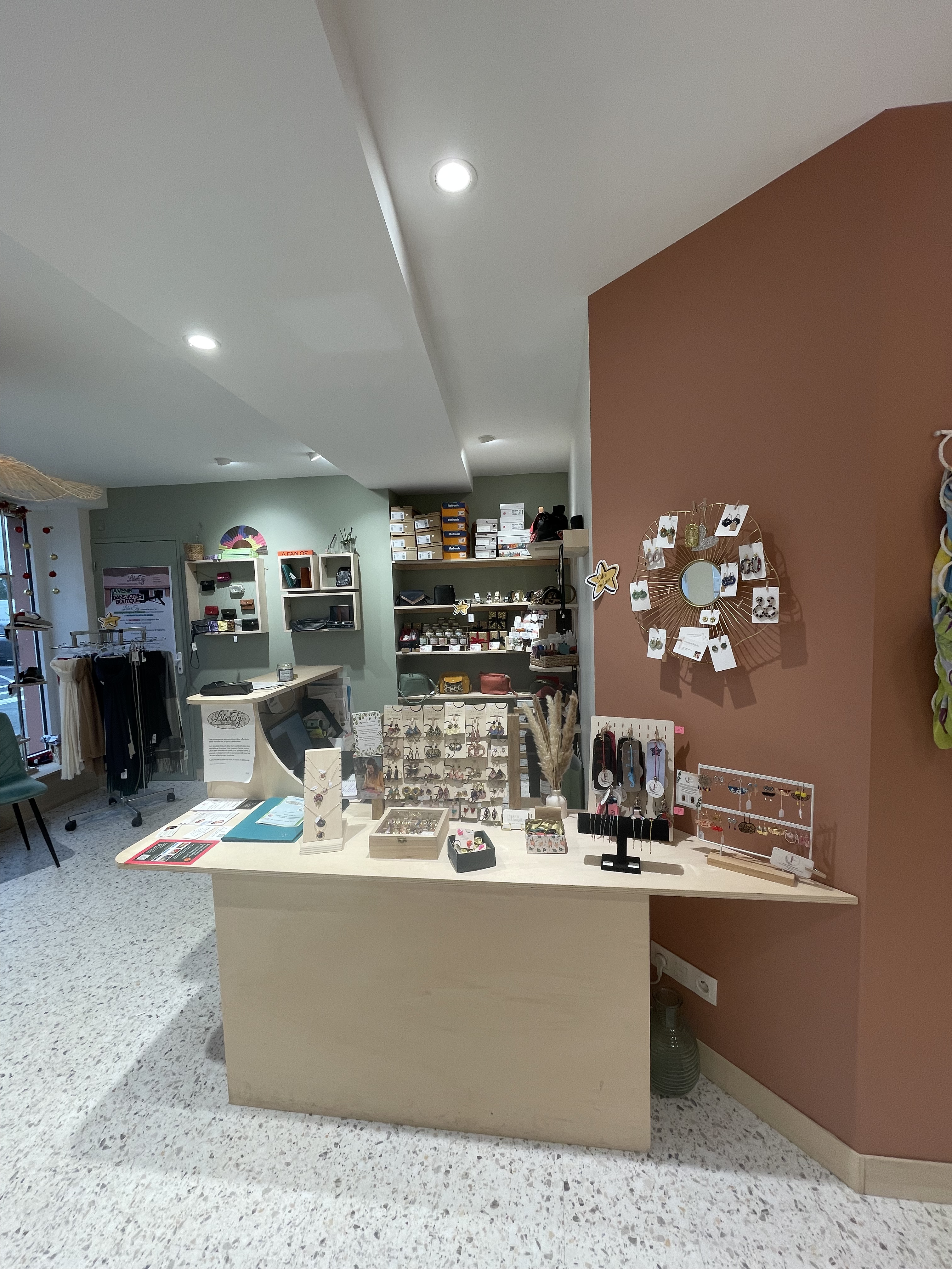 📍 Localisation: Tiercé, Maine et Loire - Emplacement stratégique en centre ville.

 Description:
✔️Boutique de chaussures et accessoires pour Femmes et Hommes.
✔️Surface de vente: 46 M2
✔️Espace stockage: 40 M2
✔️Clientèle fidèle et chiffre d'affaire en progression.
✔️Matériel inclus: Rayonnages, vitrines, caisse, etc...

Atouts:
✔️ Emplacement très passant, proximité des commerces, visibilité et parking à proximité
✔️ Possibilité de reprendre une activité clé en main.
✔️ Potentiel de développement (extension de gamme, services complémentaires).

Prix : 55000€

Visites sur Rendez-vous.

"Une opportunité à ne pas manquer pour reprendre une boutique bien établie!"