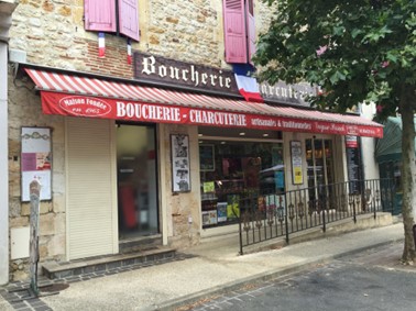 Commerce historique de Prayssac, la maison VAYSSE a été fondé dans le centre-bourg de Prayssac en 1965. L’établissement propose des produits de qualité, pour la majorité sourcée localement, les plats cuisinés et la charcuterie sont faits maison, dans le respect de la tradition. 
Aujourd’hui la boucherie est gérée par le couple de gérants. Il y aurait possibilité de recruter un salarié et un apprenti en plus.
La boucherie dispose d’un magasin spacieux de 75m², entièrement rénové en 2002, ainsi que des espaces de travail réhabilité en 2014, y compris un laboratoire de découpe, un local de production, des chambres froides et un séchoir. Le laboratoire est entièrement équipé avec du matériel entretenu régulièrement et en très bon état. 
Véritable commerce de destination dans la région et moteur pour l’activité du centre-bourg de Prayssac, la boucherie a un rayonnement local, régional, voire national, avec une clientèle fidèle et bien établie. Son chiffre d’affaires annuel est de 700K€ en moyenne sur les 5 dernières années. 
Loyer : 800 €/mois