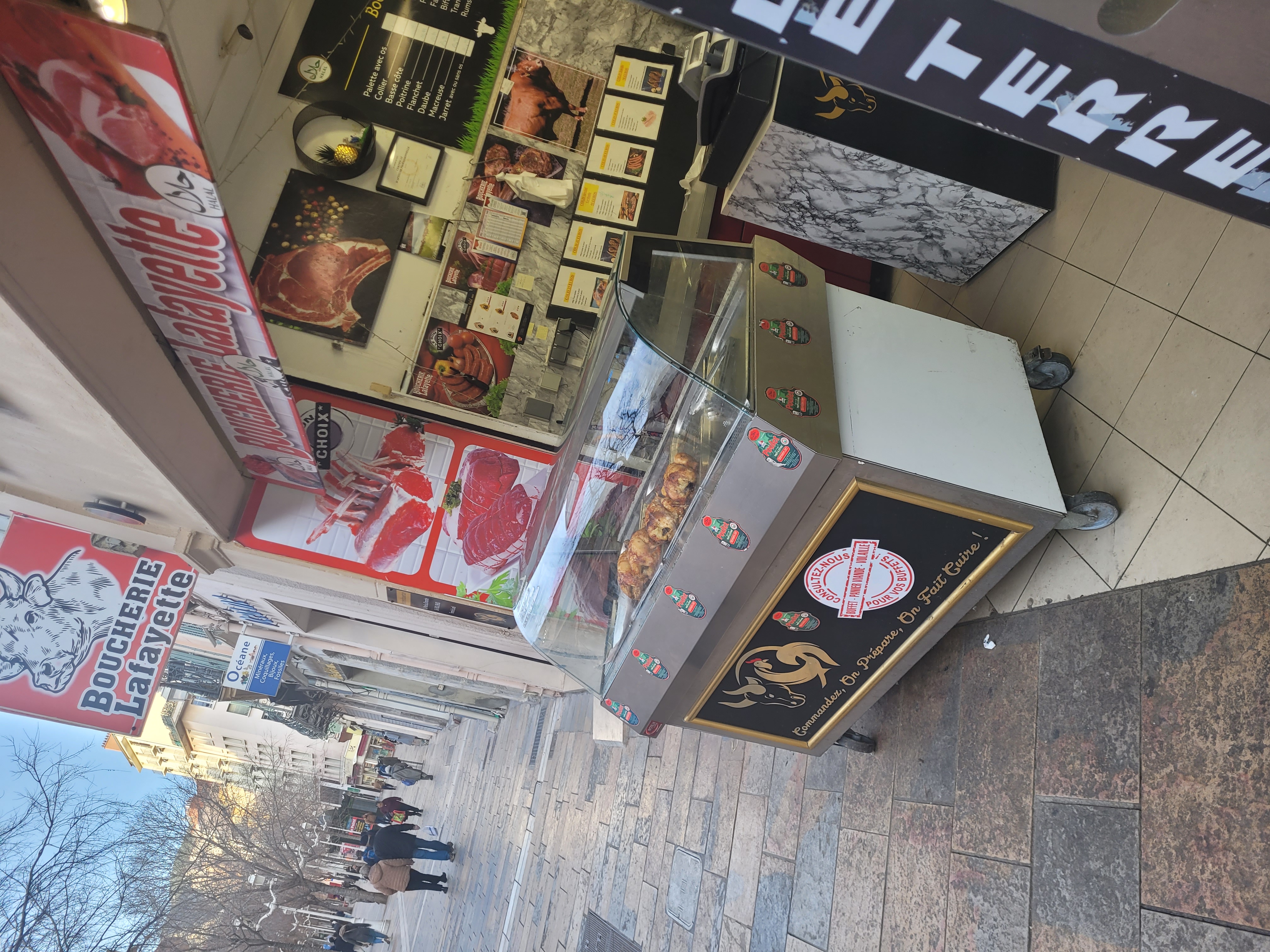 Je mets en vente ma boucherie de 100m2 toute équipée placée en plein cœur du marché de toulon( marché tous les jours ) face au port.
Le bail est aussi tout commerce.
Vous pouvez me contacter pour toute information