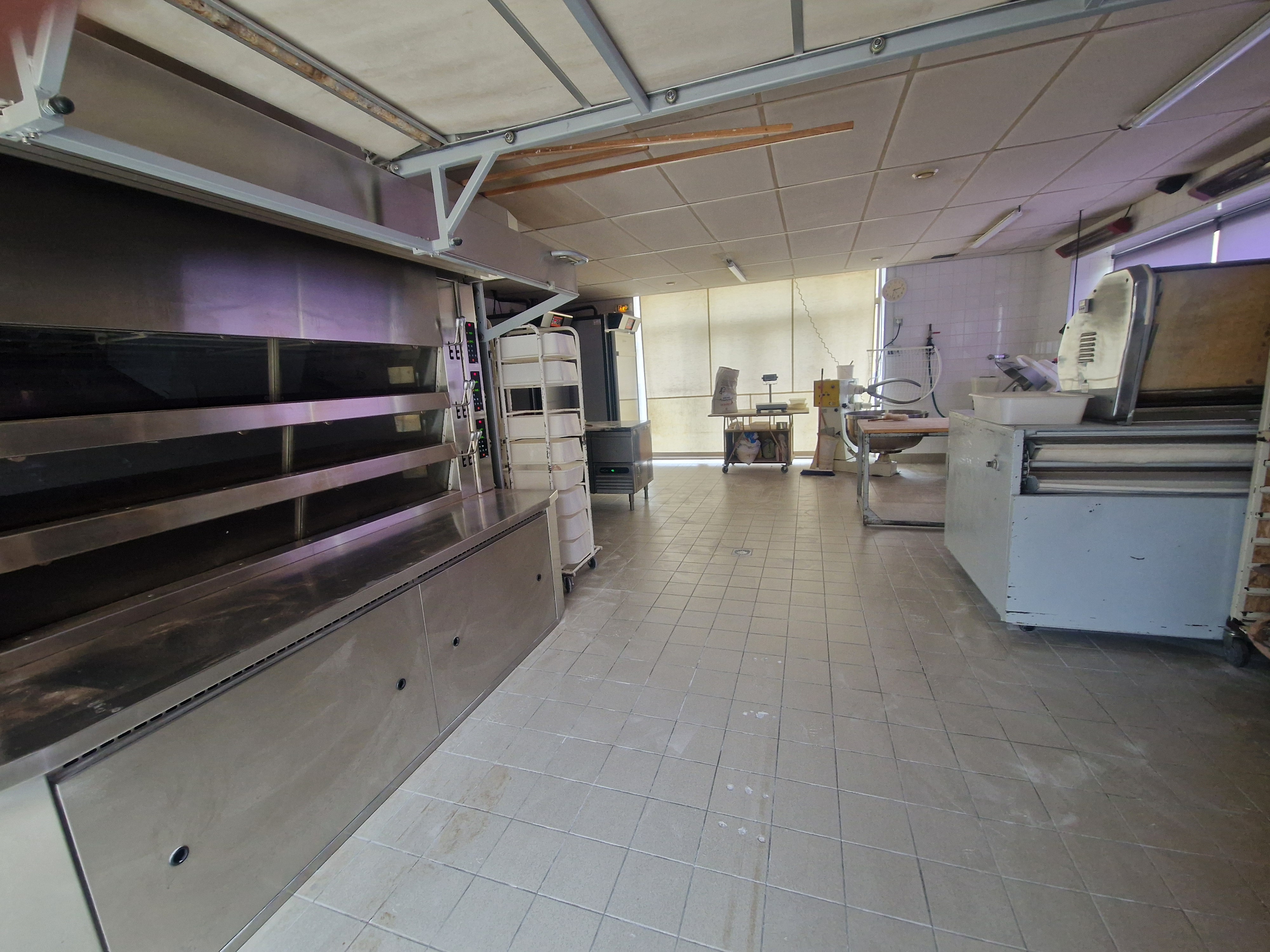 A vendre , fond de commerce Boulangerie pâtisserie

Située au cœur d’un village dynamique de l’ Ain ; à quelques kilomètres au nord de Bourg-en-Bresse,
Avec ecoles et commerces ...
cette boulangerie pâtisserie vous séduira par son espace de fabrication important d’environ 150m².
Sa surface de vente y est agréable avec ses 30 m²
Place de parking devant le commerce et accessibilité aux personnes à mobilité réduite.
Matériel récent et entretenu.

CA entre 350000 € et 450000 €

Fermé le dimanche après-midi et le Lundi
6 semaines de congés annuels.

Un logement spacieux de 150m² (6 pièces) et
refait à neuf y est associé.

Loyer annuel ~ 24000 € HT

N'hésitez pas à me contacter pour plus de renseignement ..