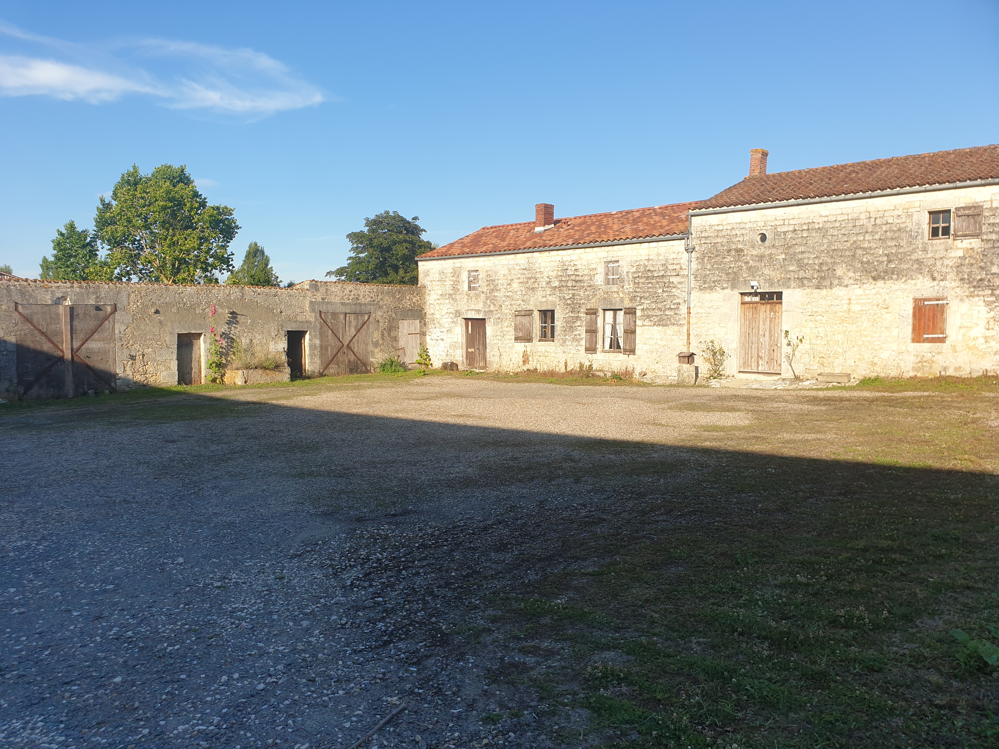 Ferme de Béligon – Un lieu de vie à transmettre

Après plus de 20 ans d'une belle aventure humaine, nous recherchons un repreneur passionné pour écrire la suite de l'histoire de la Ferme de Béligon, située à proximité de Rochefort-sur-Mer, en Charente-Maritime.

Cette ancienne ferme charentaise, implantée sur environ 3 hectares de nature préservée, offre un cadre authentique et paisible.

La propriété comprend une maison principale partiellement rénovée ainsi que plusieurs dépendances, dont une magnifique étable en pierre du XVIIᵉ siècle, d'environ 300 m² au sol sur deux niveaux, offrant un potentiel exceptionnel pour un projet de restauration, de réception ou d'hébergement.

À l'étage de la maison principale, trois chambres d'hôtes, chacune équipée de sa salle de bain et de ses toilettes privatives, ont été classées 3 épis et ont accueilli des voyageurs pendant plus de vingt ans.

L'établissement a également été référencé dans le Guide du Routard, témoignant de la qualité de son accueil et de son intérêt touristique.

Le domaine dispose également de deux puits en pierre, de haies bocagères, d'un remarquable espace boisé classé composé de chênes centenaires et d'espaces propices au calme et à la contemplation.

Ce lieu se prête à de nombreux projets :

chambres d'hôtes ou gîtes,
restaurant ou table d'hôtes (sous réserve des autorisations administratives),
salle de réception,
séminaires,
activités de bien-être,
hébergements insolites,
ou tout autre projet touristique valorisant ce patrimoine.

Plus qu'une propriété, la Ferme de Béligon est un lieu chargé d'histoire et d'authenticité, prêt à accueillir un nouveau projet de vie.

Nous souhaitons transmettre ce domaine à une personne ou une famille désireuse de préserver son âme tout en développant son potentiel touristique.