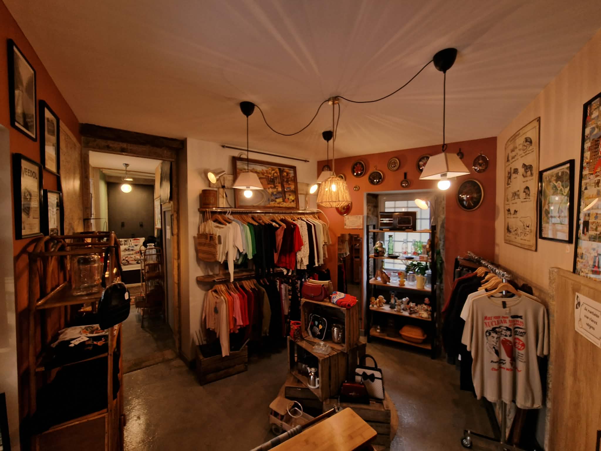 EMPLACEMENT N°1
À vendre, boutique de charme et atypique, idéalement située en plein centre-ville, entre le Château et la place du Martray, dans une rue passante à forte visibilité.
Ce local est parfait pour un entrepreneur souhaitant créer un lieu unique et développer un concept original dans un environnement dynamique!

-LE LOCAL
Surface d'environ 80m2, très bien agencée en plusieurs espaces modulables.
Très bon état général
Aucun travaux à prévoir
WC+point d'eau
Accès PMR
Parking à proximité

-EMPLACEMENT & VISIBILITE
Emplacement premier choix en centre-ville
Rue commerçante avec bon flux piéton
Vitrine d'angle de 17m linéaires
Excellente visibilité et fort impact commercial

-EXTERIEUR
Possibilité de location de terrasse semestrielle ou annuelle

-INFORMATIONS COMMERCIALES
Bail 3/6/9 en cours
Loyer attractif
Licence III+ licence Petit Restaurant
Possibilité éventuelle d'achat murs RDC également (mise en relation avec le propriétaire)

-ACTIVITES POSSIBLES
Local idéal pour de nombreux concepts:
Concept store
Salon de thé/ Bar à vin
Prêt-à-porter
Brocante/dépôt-vente
Fleuriste
Boutique de créateur
Epicerie fine
Boutique de souvenirs
Showroom/espace évènementiel
Chausseur
Onglerie
Librairie
Assurance
Parfumerie
Franchise acceptée...

-PRIX DE VENTE
49 500€

-INFOS COMPLEMENTAIRES
Local offrant un fort potentiel de développement, idéal pour un projet original dans un emplacement stratégique.
Pour toute information complémentaire, visite ou photos supplémentaires, merci de me contacter en message privé.