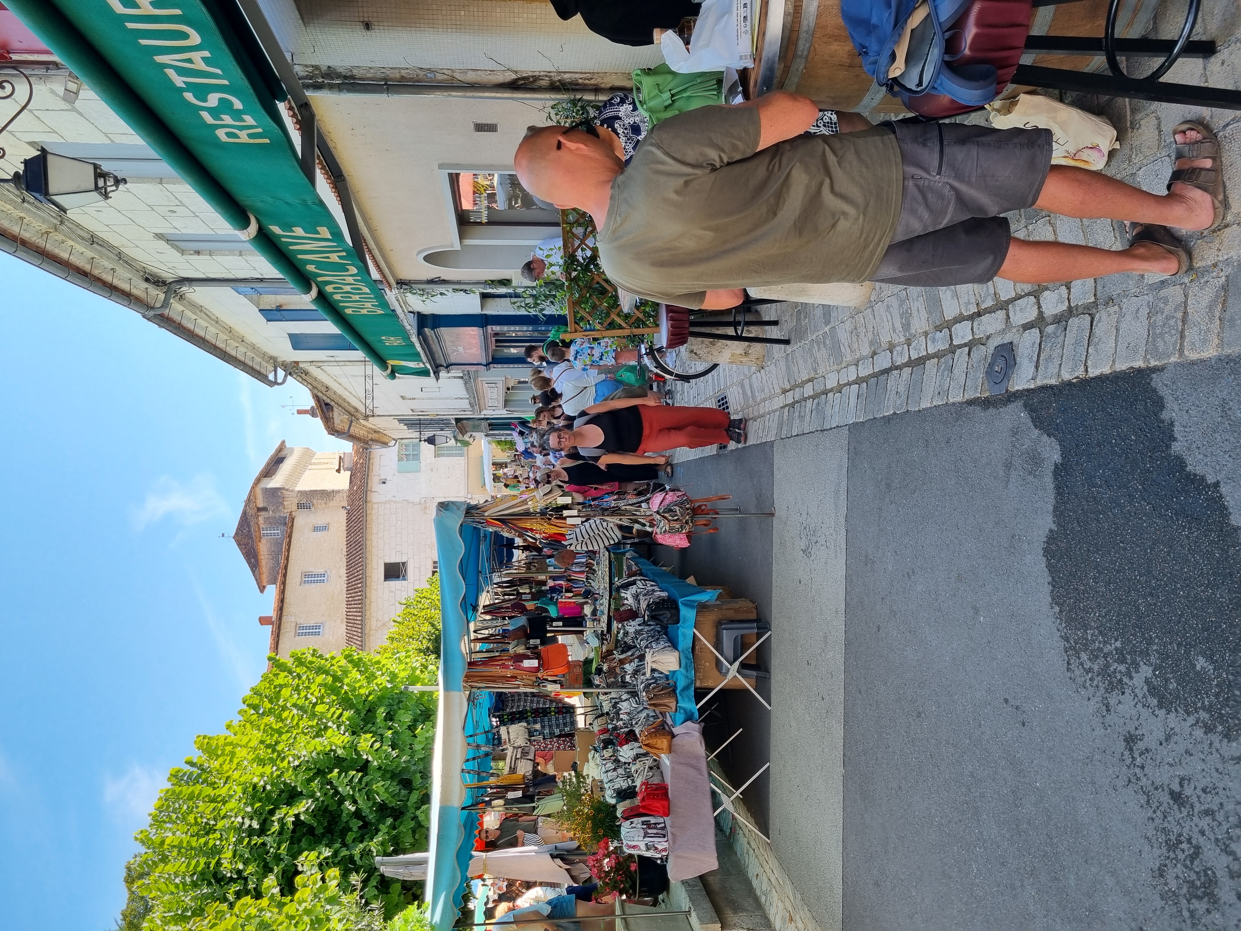 OProprietaire des murs d'une Boulangerie patisserie à reprendre dans village labellise du sud charente "Plus beaux villages de France "dotée d'un  four à bois avec gueulard conviendrait pour neoboulanger désireux de travailler à l'ancienne en proposant des pains au levain et patisserie boulangère originale.
Pas de pas de porte à payer seulement du matériel à acheter avec des aides possibles car nous sommes en en zone France Ruralites(anciennes ZRR)
Un  business plan est disponible pour celui ou celle qui marquera un réel et sérieux intérêt pour cette boulangerie. L'Aménagement du fournil se fera à la main du preneur le logement sera réhabilité par le propriétaire. (Immeuble de 400m2 en étages avec terrasse et balcons et grand garage s'ouvre sur 2 rues)
Le village voit passer 200000 touristes grâce à son église souterraine (73000 entrées en 2025...1400 lors du week-end de l 'ascension 2026).
Il n'y a pas de concurrence alentour ce commerce au cœur du village est le passage obligé des visiteurs. 
C'est avec plaisir que je répondrai à toutes vos interrogations.