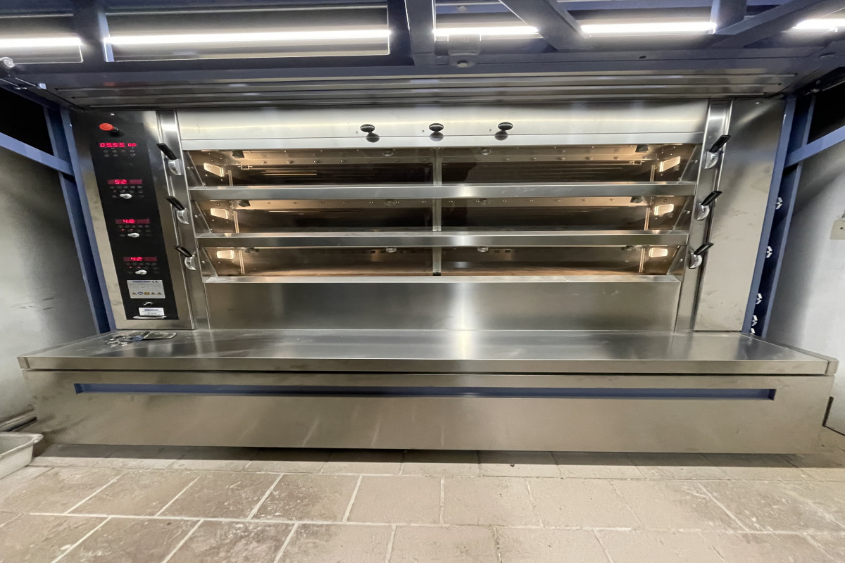 SOLUTIO PRO vous propose cette OPPORTUNITE REPRISE pour ce fonds de commerce BOULANGERIE PATISSERIE VIENNOISERIES

Cette entreprise familiale est exploitée depuis plus de 26 ans et dispose d importantes infrastructures étendues sur une parcelle d' environ 2000 m2. 
Le Commerce possède un magasin de 25 m2 + parking (4 PLACES) ainsi qu'un laboratoire et fournil de 100 m2 récemment équipé d'un four électrique dernière génération.
L'ensemble du matériel est disponible pour exploiter directement.

=> Le logement familial est mitoyen de l'exploitation et proposé soit à la vente soit à la location.
Habitation de 140 m² avec au rez-de-chaussée, salon-séjour, cuisine aménagée, salle de bains, WC et à l'étage 3 chambres, un bureau. Jardin clos 2 000 m² avec dépendance de 100 m² et garage. 
Soit achat : 183 600 ? HAI soit location

Loyer professionnel de 400 ? par mois TTC / bail 3/6/9 

Matériel: 1 Four Neuf électrique acheté en CBM en 2022

CA moyen : 150 000 ? 

Employés: 
1 boulanger patissier./ possibilité de travailler en couple.

Saisissez cette opportunité !!! Croissance externe ou reconversion 

Prix: 75 600 ? HAI honoraires de 8% à la charge de l'acquéreur conformément au barème agence.

Motif de cession : RETRAITE


? 06 18 43 91 11
? contact@solutio-pro.com