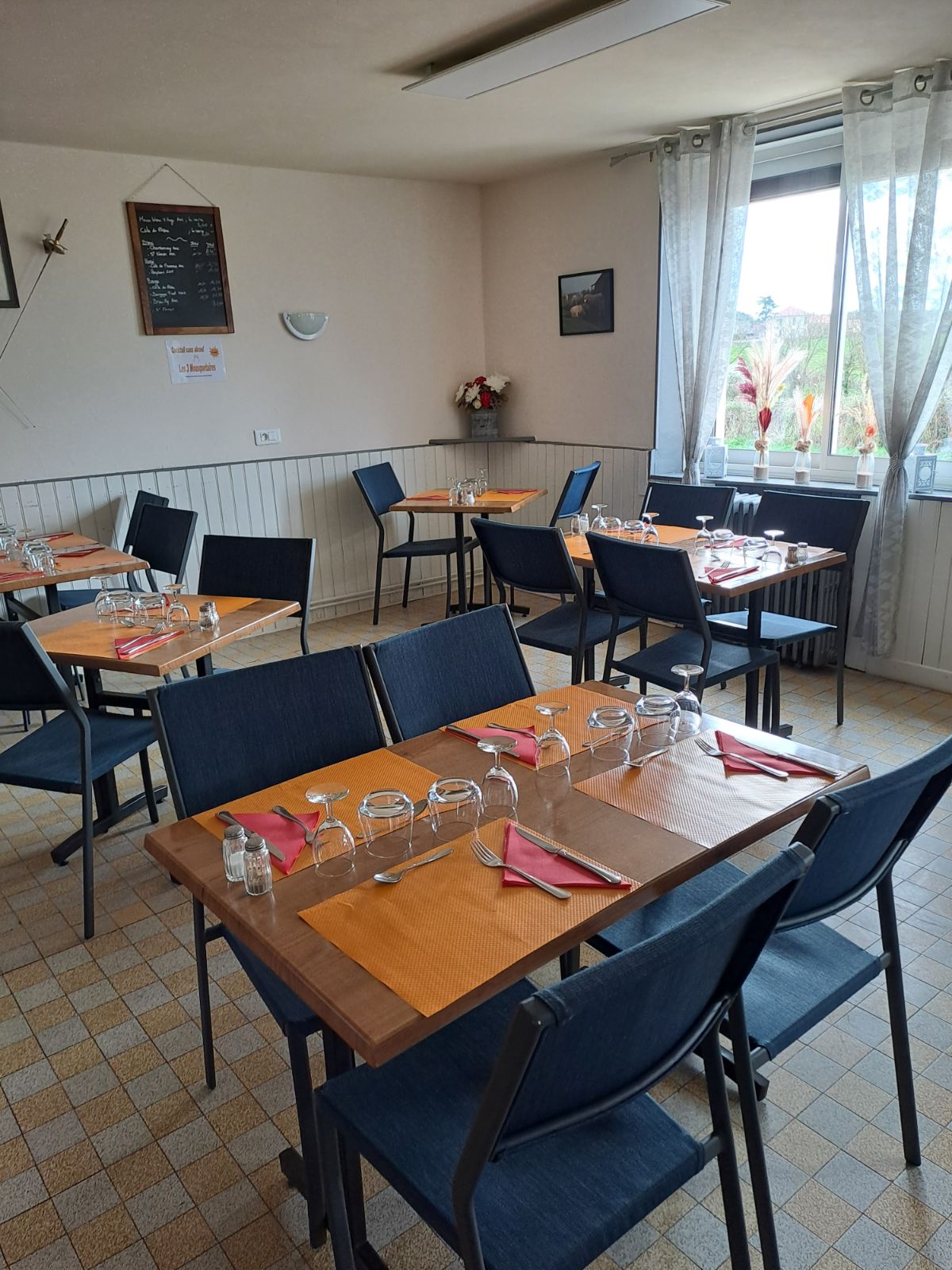 A REPRENDRE—CLESSY, Bourgogne du Sud—Restaurant traditionnel et bar (avec Licence IV), installé depuis 2019
CA 2023 : 100.000 €, Marge Brute : 61,6%, Valeur Ajoutée : 36,9%, 7 services/semaine (dont vendredi et samedi soir)
2 salles de restaurant de 30 couverts chacune, complétées par 1 salle de bar (10 places assises) et 1 terrasse en façade (ombragée) de 30 couverts
Situé sur axe passant Gueugnon/Charolles, à 4kms de Gueugnon, très belle notoriété locale (spécialités et soirées à thème, page facebook https://www.facebook.com/p/Le-Dartagnan-100057468968611/?locale=fr_FR
Bon taux de remplissage le week-end, position centrale sur une zone de chalandise de 40.000 habitants à 20min
Cuisine spacieuse, équipement récent (liste sur dde), dans un cadre de travail privilégié ; aucun travaux à prévoir ; accessibilité et toilettes PMR ok, bail de 427 € mensuel
Points forts et potentiel : En s’appuyant sur un très bon taux de réservation (soirées à thème, repas de famille, banquet, associations …) ; une belle demande présente
Affaire à céder pour retraite, accompagnement proposé, montant souhaité : 70.000 € (pour le fonds)