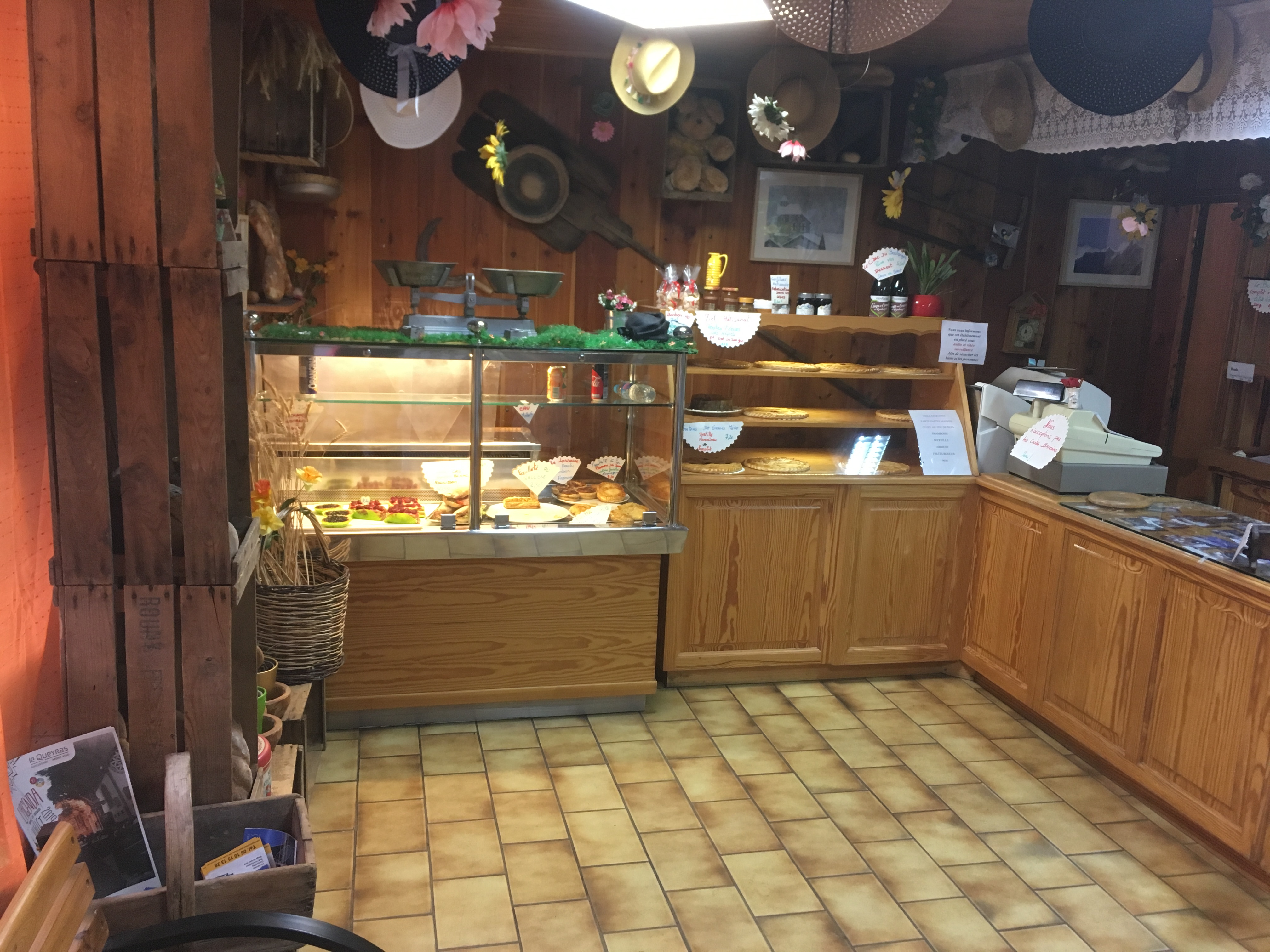 Boulangerie pâtisserie à vendre dans le charmant village de Ceillac. 
La surface est de 80m2, l'ensemble des équipements + le four à bois restent. 
Le CA est en  constant augmentation. 

Le bien est à la vente en prévision d'une retraite. 

Pour plus de renseignements/visite merci de contacter la boulangerie le matin uniquement. 

Merci.