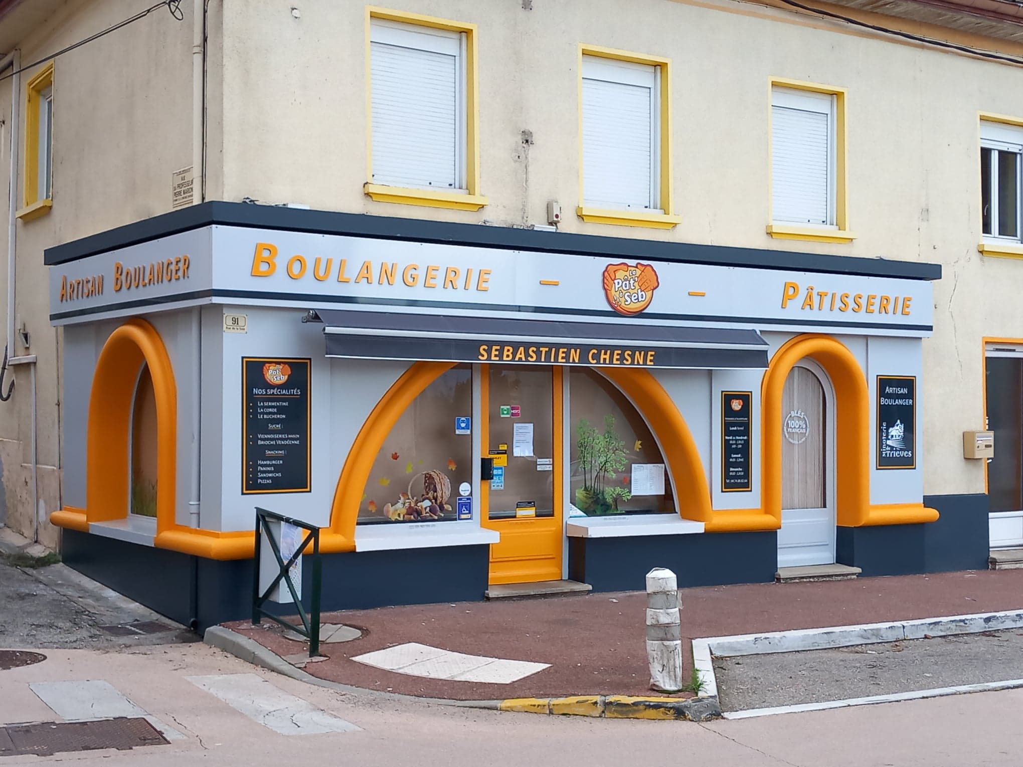 Fonds de commerce boulangerie-pâtisserie idéalement située,village tous commerces et école. 
Clientèle fidèlisée depuis 13 ans.
Très bien agencée en matériel,four récent. 
Belle surface de vente. 
Ca : 395000 euros.