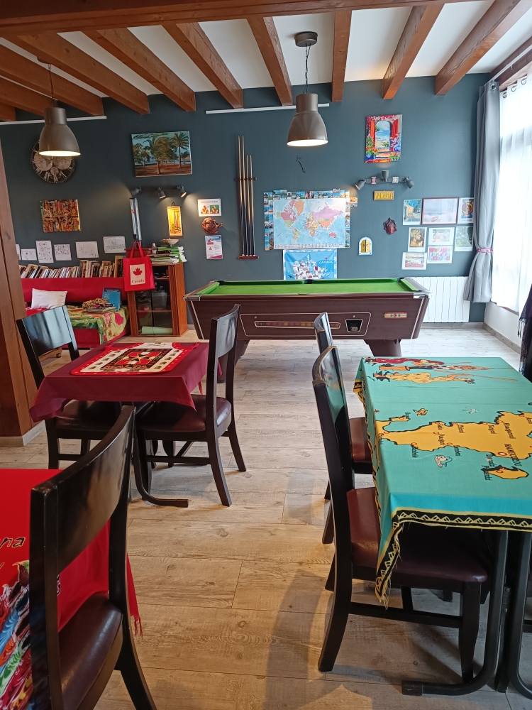 Suite à la découverte d'une maladie neurologique du cuisinier mon mari, nous décidons de mettre en vente le fond de commerce de notre bar restaurant situé dans le Puy-de-Dôme. 
Il est constitué de 3 salles, une pour le bar, une pour le restaurant et une cuisine. Il existe deux toilettes. Une terrasse extérieure permet de mettre quelques tables dès les beaux jours.
La salle de bar est équipée d'un petit coin salon avec un canapé et une table basse ainsi que d'un billard.
La salle de restaurant est équipée de 3 buffets. Le fonctionnement actuel du restaurant est entrées, plats, fromages et desserts sous forme de buffets à volonté.
La cuisine est entièrement équipée : piano à gaz, four à vapeur, four à pizzas, plancha, réfrigérateur, machine à laver la vaisselle, machine à laver le linge, ilot central de travail.
Tout est équipé pour une ouverture immédiate après accord de la mairie à qui appartiennent les locaux. Le loyer s'élève à 200,00€ par mois.
Pour plus d'informations, vous pouvez nous contacter en dehors des horaires de service. Merci