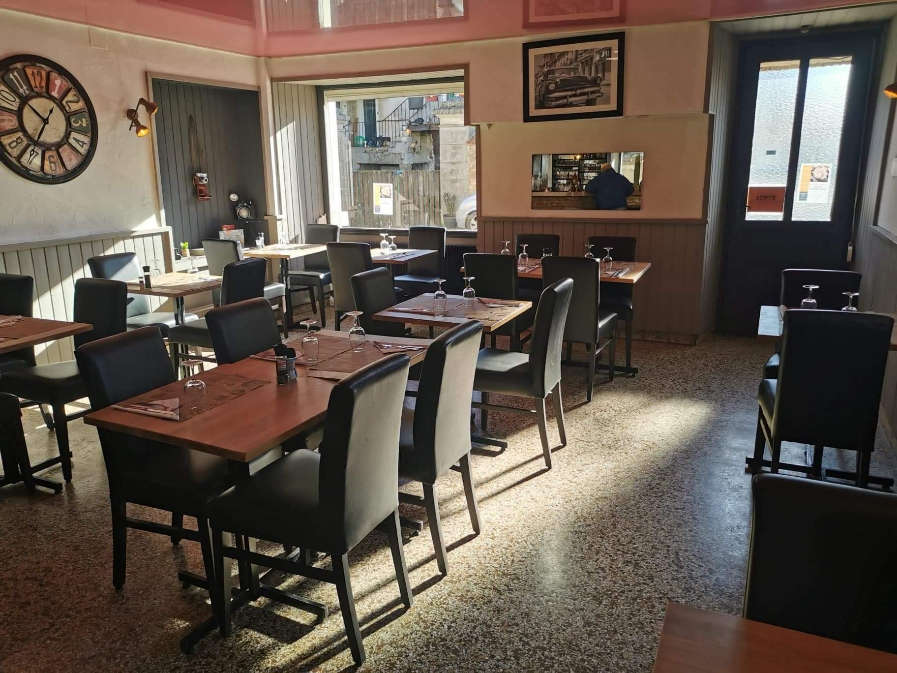 La commune recherche, après travaux de rénovation énergétique, un gérant pour son hôtel-restaurant.
- Hôtel 4 chambres
- Restaurant : 2 salles, cuisine équipée, terrasse capacité 50 personnes.
Possibilité tabac - presse ...
- Logement attenant : F4 avec Terrasse.