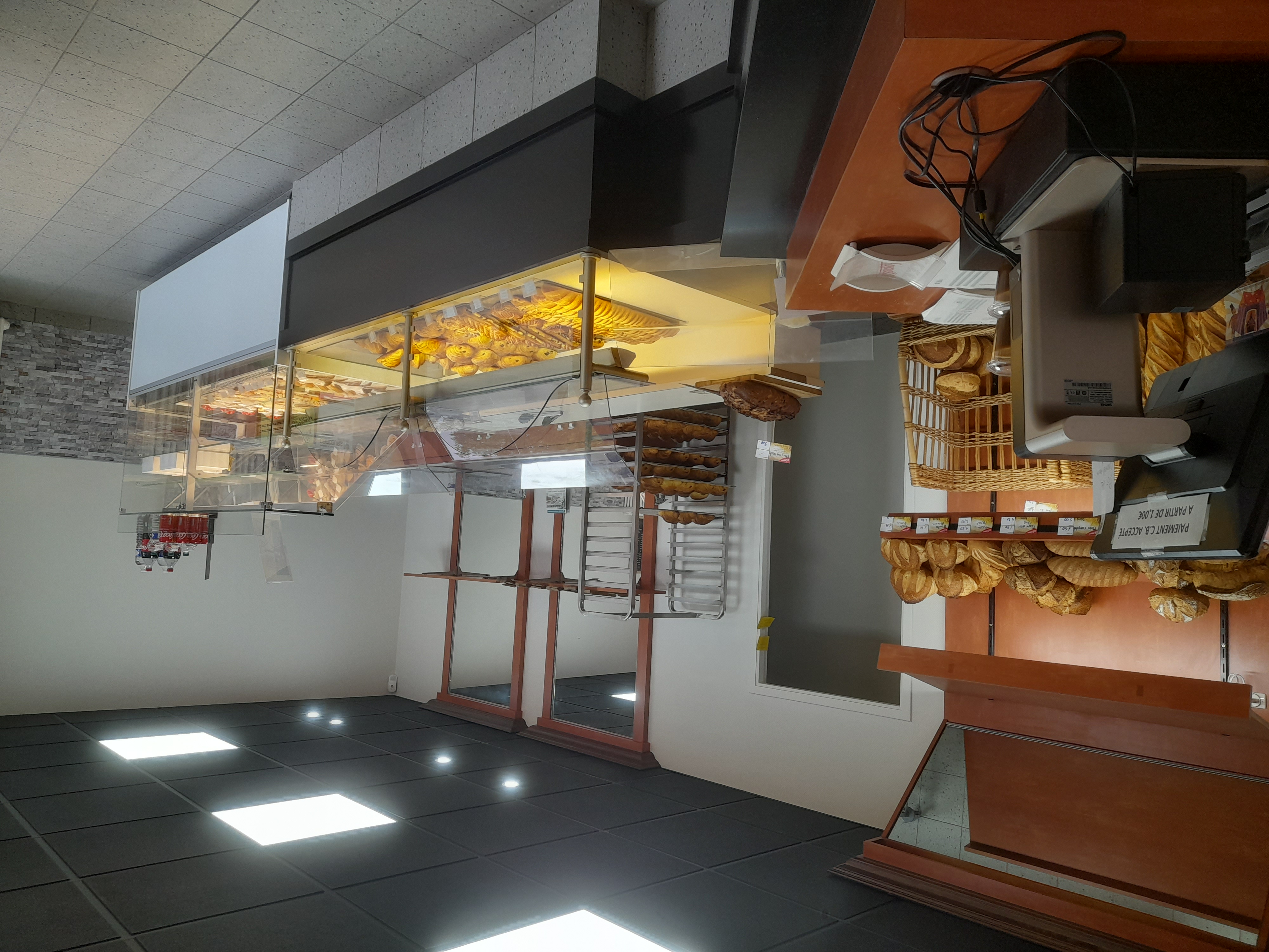 Cette Boulangerie-Pâtisserie est située à 20km de Vannes dans une commune en pleine évolution.
Cette Boulangerie-Pâtisserie bénéficie de nombreux atouts :
- Située en ZRR (Zone de Revitalisation Rurale)
- Entourée de nombreux commerces de proximité et commodités : bar-tabac, épicerie, restaurants, pharmacie, Pôle médical, librairie, crèche, écoles, collèges, lycée...
- Un boulanger a 35h
- Une vendeuse à 30h
- Un apprenti 
- Les labos Pâtisserie et boulangerie sont spacieux, lumineux et plain pied
- Le matériel de production est récent
- Le contrat bleu est bloqué jusqu'en 2027 et transmissible
L'élargissement de la gamme de pâtisserie et du snacking sont les axes à travailler pour développer le CA.