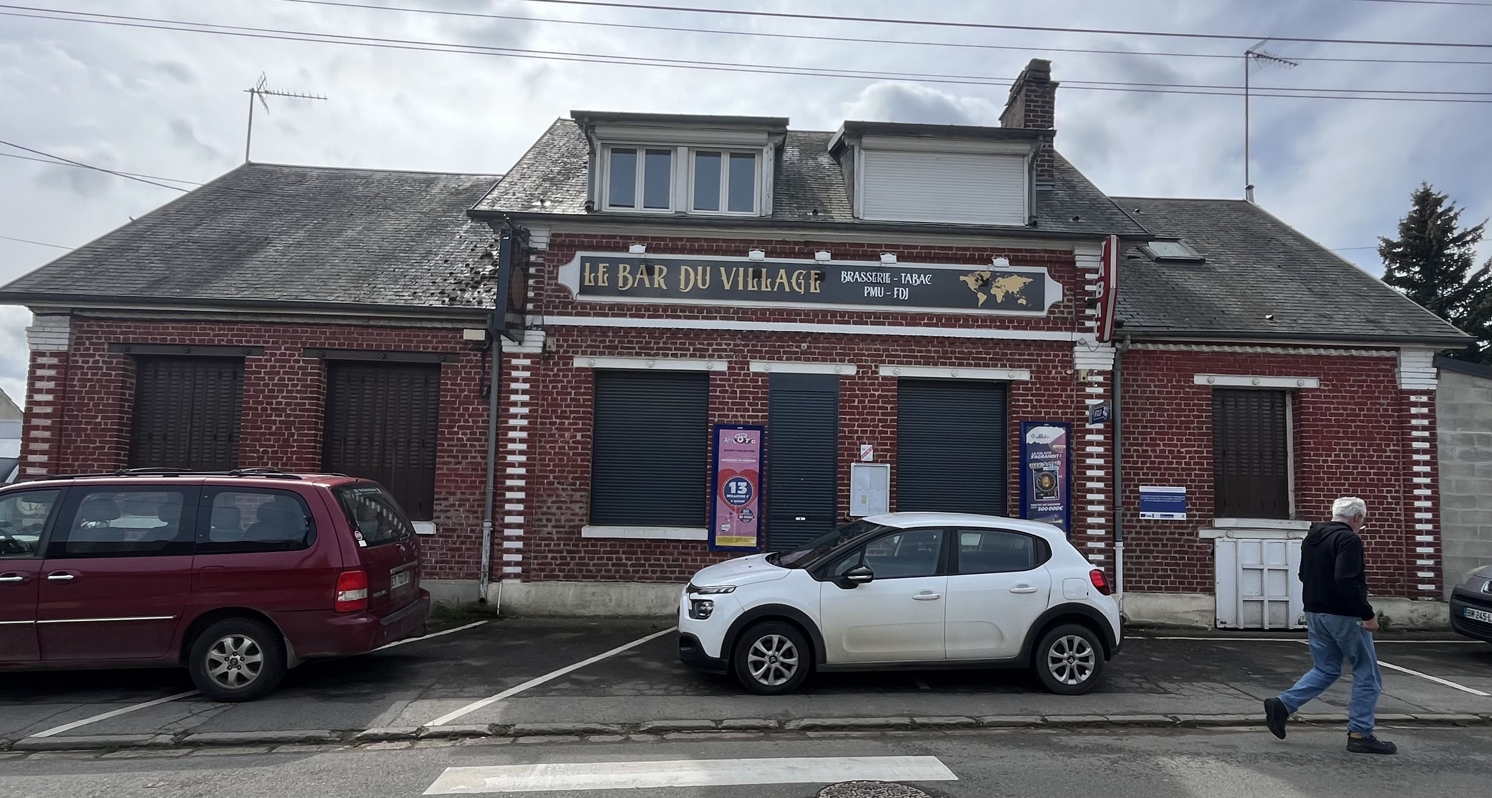 La commune de Berlancourt recherche un exploitant pour bar-tabac. 
Un appel à candidature est lancé via le dispositif « Mon commerce d'ici » initié par la Chambre de commerce et d'industrie de l'Oise.
Cette démarche collaborative a pour objectif de favoriser l'attractivité économique locale afin d'assurer l'implantation de structures commerciales et de dynamiser le centre-bourg.
L’objectif est de redonner vie à des espaces mais aussi de préserver le lien social et rendre service à la population locale.
Le local commercial du « Bar/Tabac du Village » est implanté sur la commune depuis le début de XXème siècle en centre bourg de Berlancourt (300 habitants).
Unique commerce du village, l’établissement est vecteur de lien social et rend plusieurs services à la population, comme dépôt de pain, presse, jeux, relais colis…
Il présente une surface de 143m², comprenant 2 salles (20 couverts), 1 cuisine, 1 réserve sèche.
La licence IV est détenue par la Mairie de Berlancourt.
Une terrasse de 20 couverts.
Un logement comprenant 3 chambres, 1 salon, 1 salle de douche et 1 garage.
Un bâtiment à l’extérieur (annexe) qui peut être utilisé pour du stockage de produits, ou à des fins personnelles. 
La sécurité du local est aux normes demandées par les douanes (alarmes, caméras…).
Prix loyer : Le fonds de commerce appartenant à la Mairie sera mis en location-gérance au profit du repreneur, sur la base d’un loyer modéré, fixé à 980€/mois pour l’ensemble (commerce + appartement).