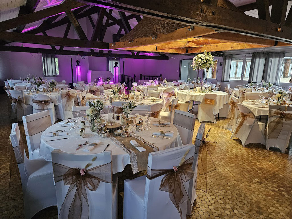 PARC 12 GITES AVEC PISCINE ET SALLE DE RECEPTION