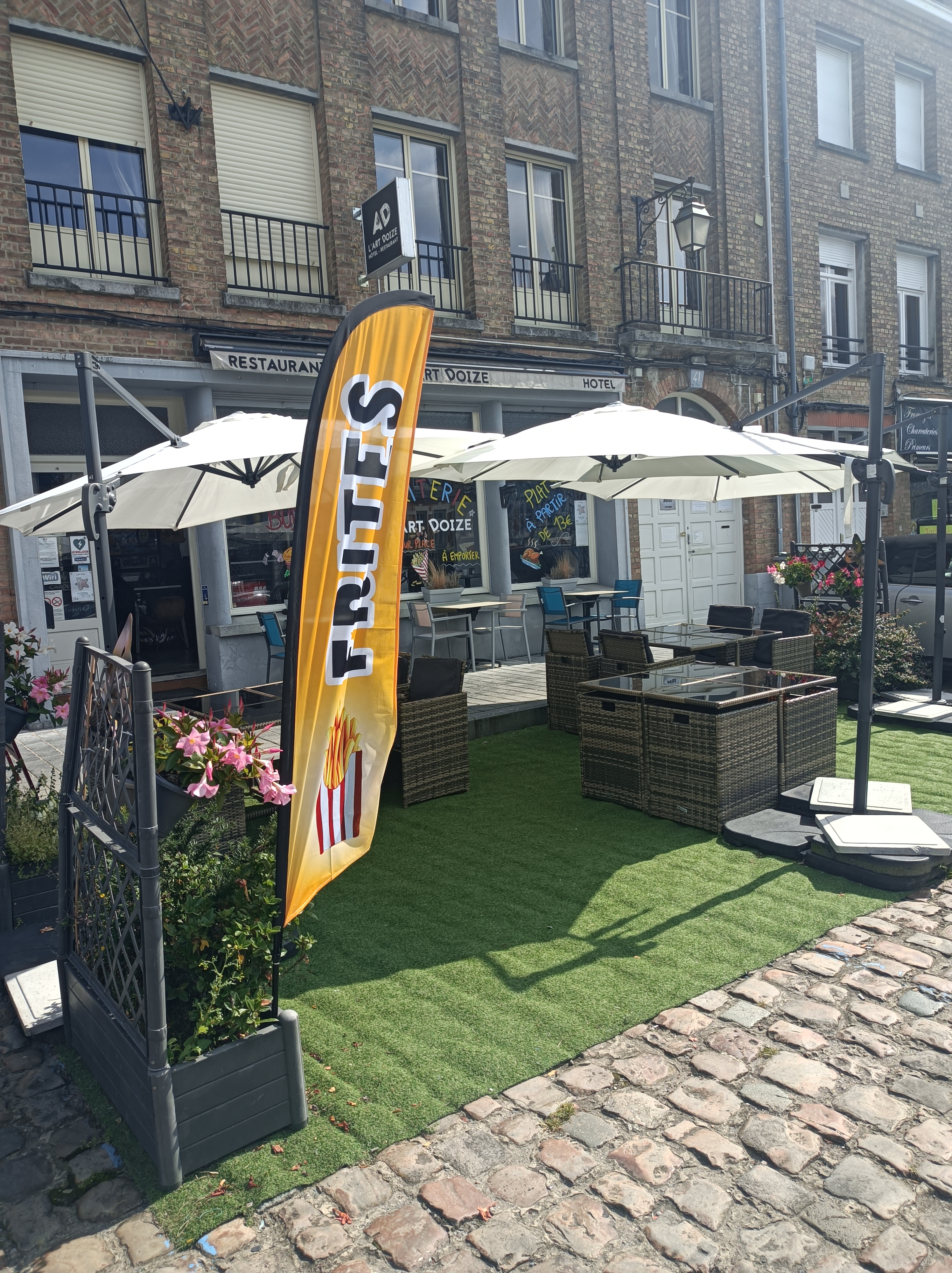 A SAISIR
FONDS DE COMMERCE HOTEL-RESTAURANT avec licence IV situé dans un emplacement stratégique au coeur de Cassel, élu village préféré des français, cet établissement hôtel-restaurant bénéficie d'une excellente visibilité et d'une clientèle fidèle, composé à la fois de touristes et de professionnels
Cet hôtel sur trois étages est composé de six chambres rénovées, entièrement équipées et bien entretenues
Le restaurant a une capacité de 36 couverts, avec possibilité d'une terrasse extérieure en accord avec la mairie.
Au dernier étage, vous trouverez un grand appartement d'environ 80m².
Équipements : chauffage central au fuel, cumulus 300l, réserve, chambre froide,
Le loyer mensuel est d'environ 2500 euros.