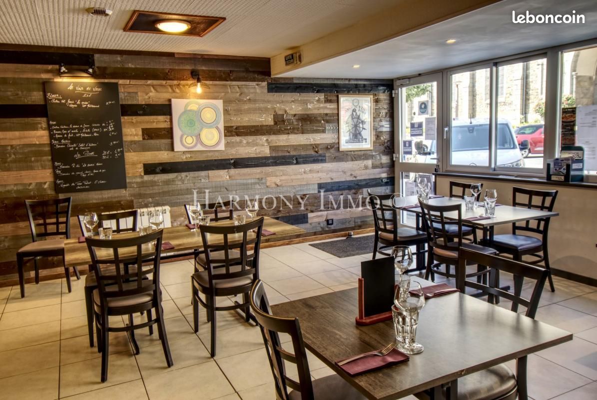 Pizzeria a vendre , emplacement No 1 dans une ville côtière dynamique , située au centre d'une ville vivante et commerçante , bénéficiant d'un fort passage tout au long de l'année.
Bonne rentabilité , clientèle fidèle , régulière et diversifiée , activité en place avec fort potentiel de développement , possibilité de création d'un autre concept de restauration ( crêperie , kebab , ou cuisine du monde ) et d'installer une terrasse 
Une belle opportunité pour un porteur de projet ou un couple souhaitant s'installer dans un cadre agréable tout en développant une activité rentable