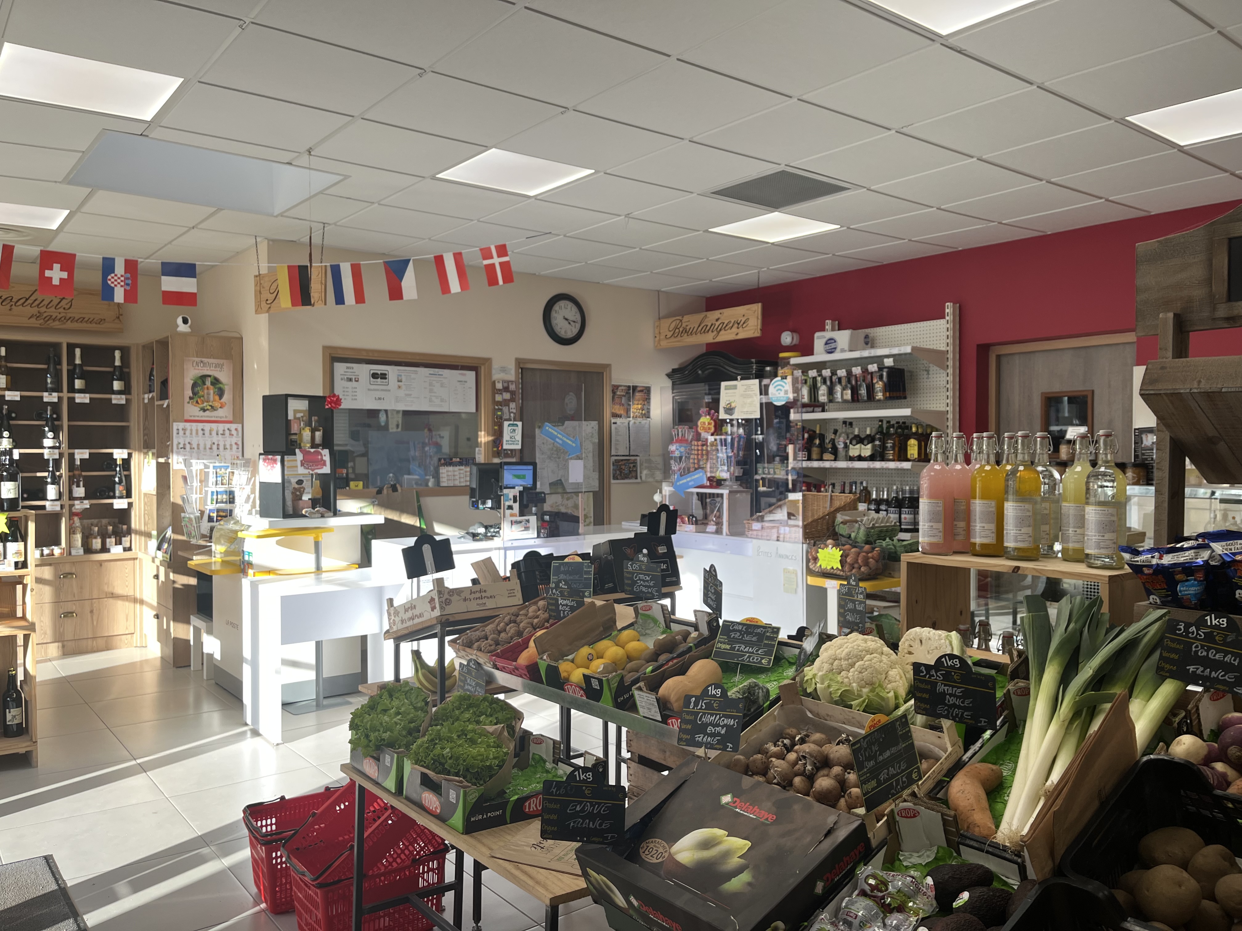 Cause retraite, 
VEND EPICERIE MULTI SERVICES idéalement située.

Au cœur d’un village d’environ 1 000 habitants, porté par un tissu associatif dynamique et vivant, notre épicerie est un véritable point de rencontre.

Son grand parking vous permettra de vous garer très facilement.

A proximité de l’étang communal, de nombreux aménagements sont à disposition pour pique-niquer et se poser dans un environnement bucolique.

Clientèle fidèle et attachée à son commerce de proximité.
Produits locaux et circuits courts au centre de l’offre.
Les nombreux producteurs de la commune sont prêts à travailler avec vous et à poursuivre cette belle collaboration.

Un commerce comme celui-ci est un micro-écosystème : petite restauration, paniers pique-nique pour cyclistes, dépôt de pain, produits régionaux, … L’économie locale adore les lieux qui savent raconter une histoire.

Situation privilégiée sur le parcours de la Loire à Vélo, entre Blois, Chaumont-sur-Loire, Chenonceaux et Tours : passage régulier de cyclotouristes et visiteurs en quête d’authenticité.

Magasin lumineux proposant 80m² de surface de vente, bien agencé, avec matériel récent en excellent état, quai de livraison, réserve, chambre froide, bureau.
Fort potentiel de développement : possibilité d’étoffer la gamme de produits et de services.
CA 2025 : 263 400€

Une opportunité rare pour allier qualité de vie, ancrage local et projet entrepreneurial.
Ici, on ne reprend pas seulement un commerce — on devient un maillon essentiel d’un village qui respire, qui échange, qui partage.